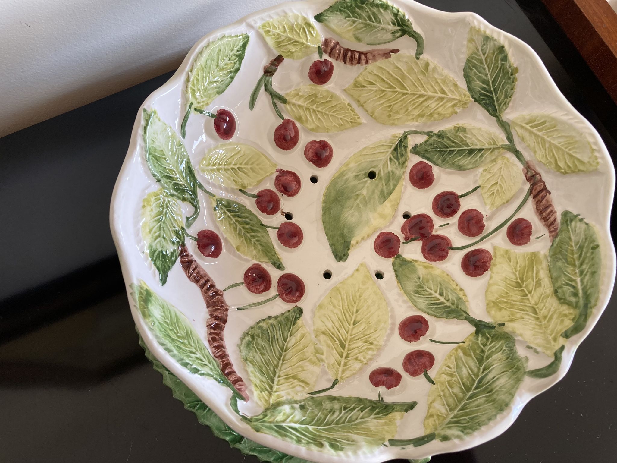 Cherry-decorated drainer fruit cup with its leaf-shaped dish