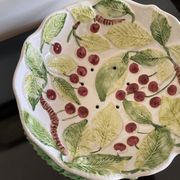 Cherry-decorated drainer fruit cup with its leaf-shaped dish