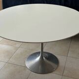 Knoll round table