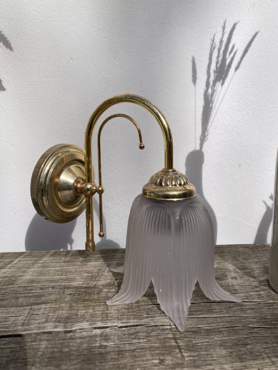 Flower wall lamp in glass and gold metal