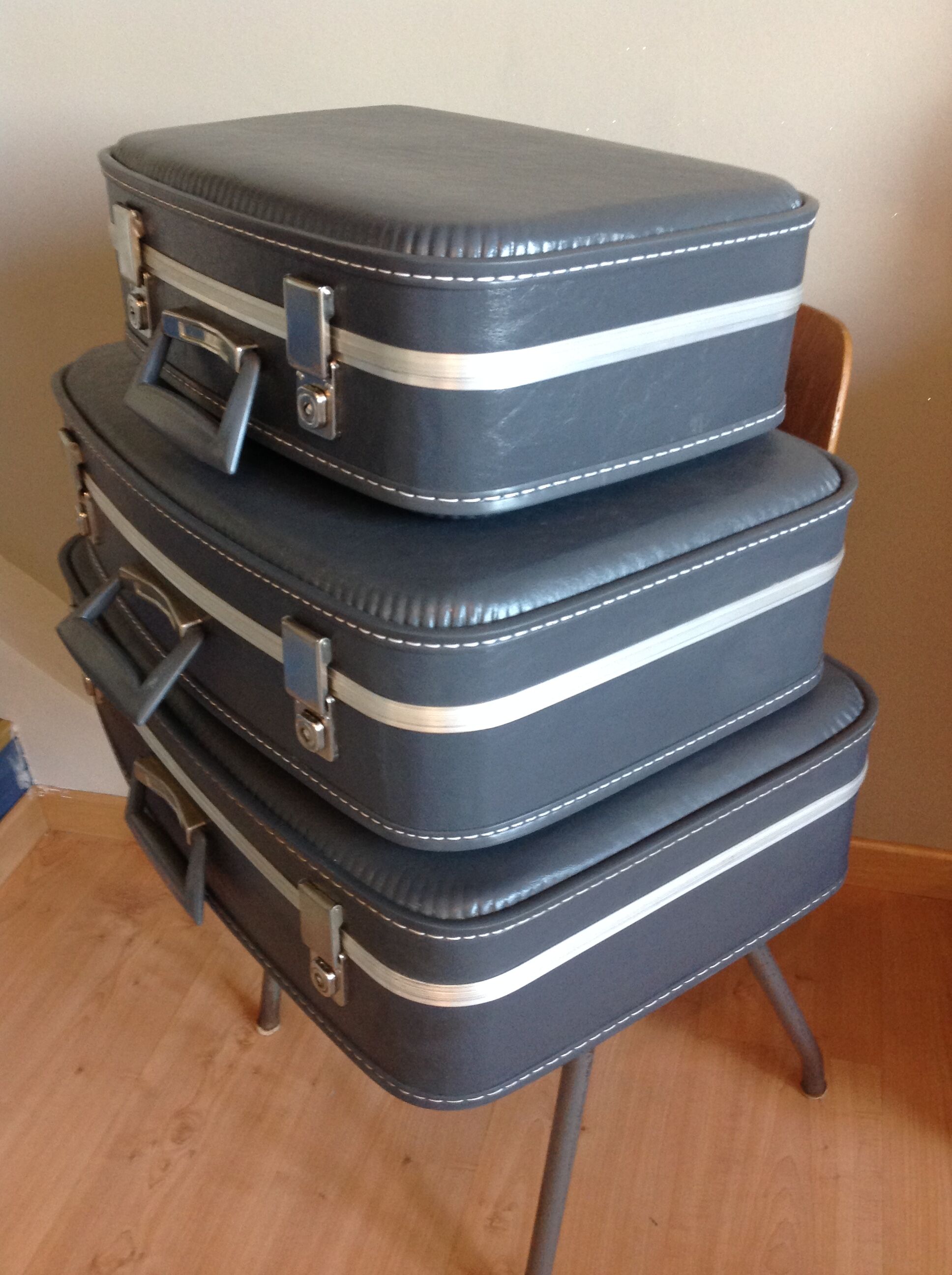 Set of three grey air hostess suitcases / vintage 60s-70s
