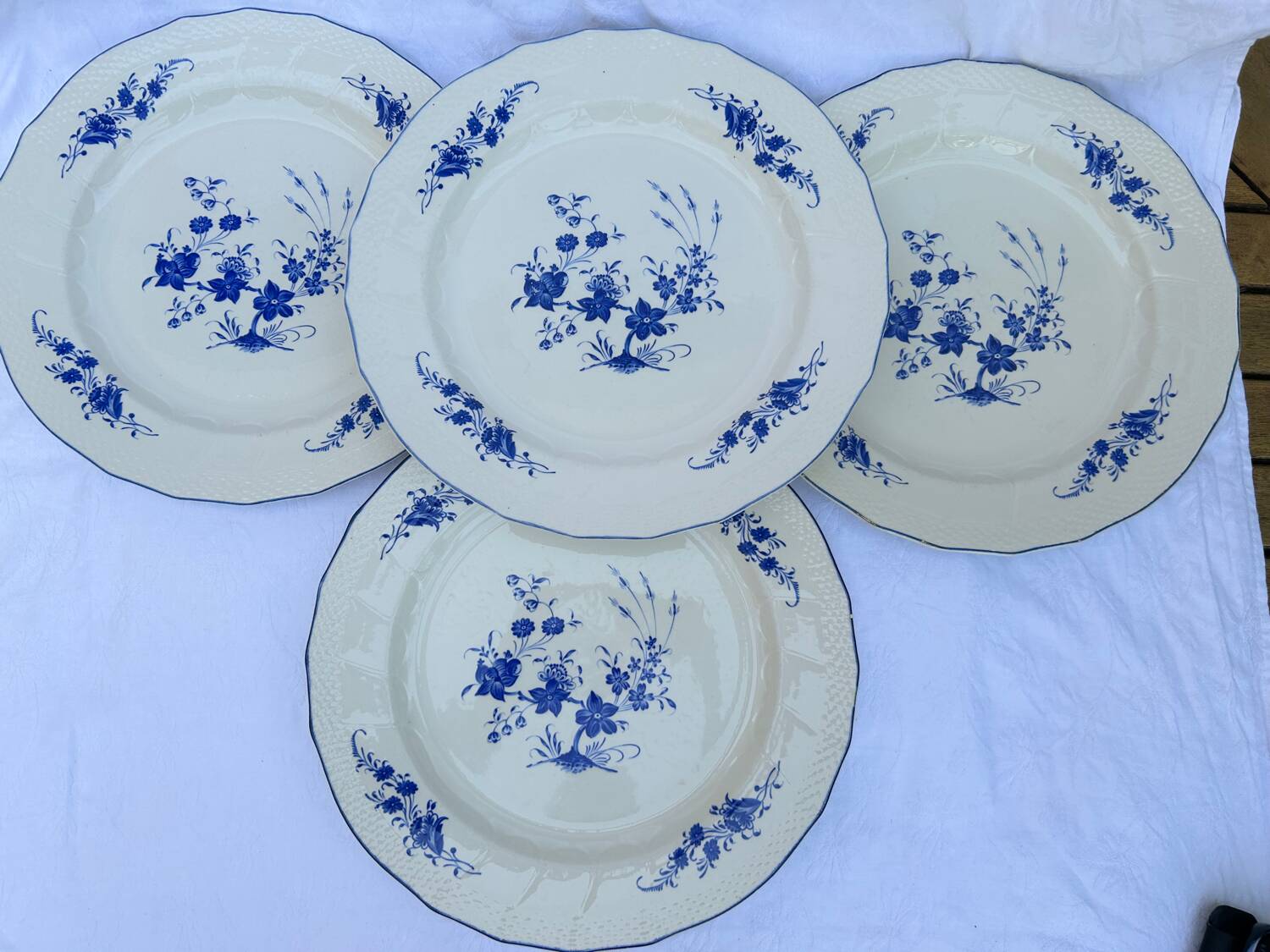 Set of 4 Bleu de Tournay iron earth plates
