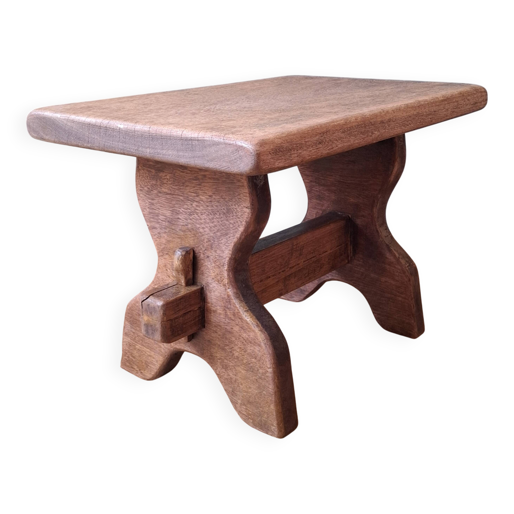 Table brutaliste