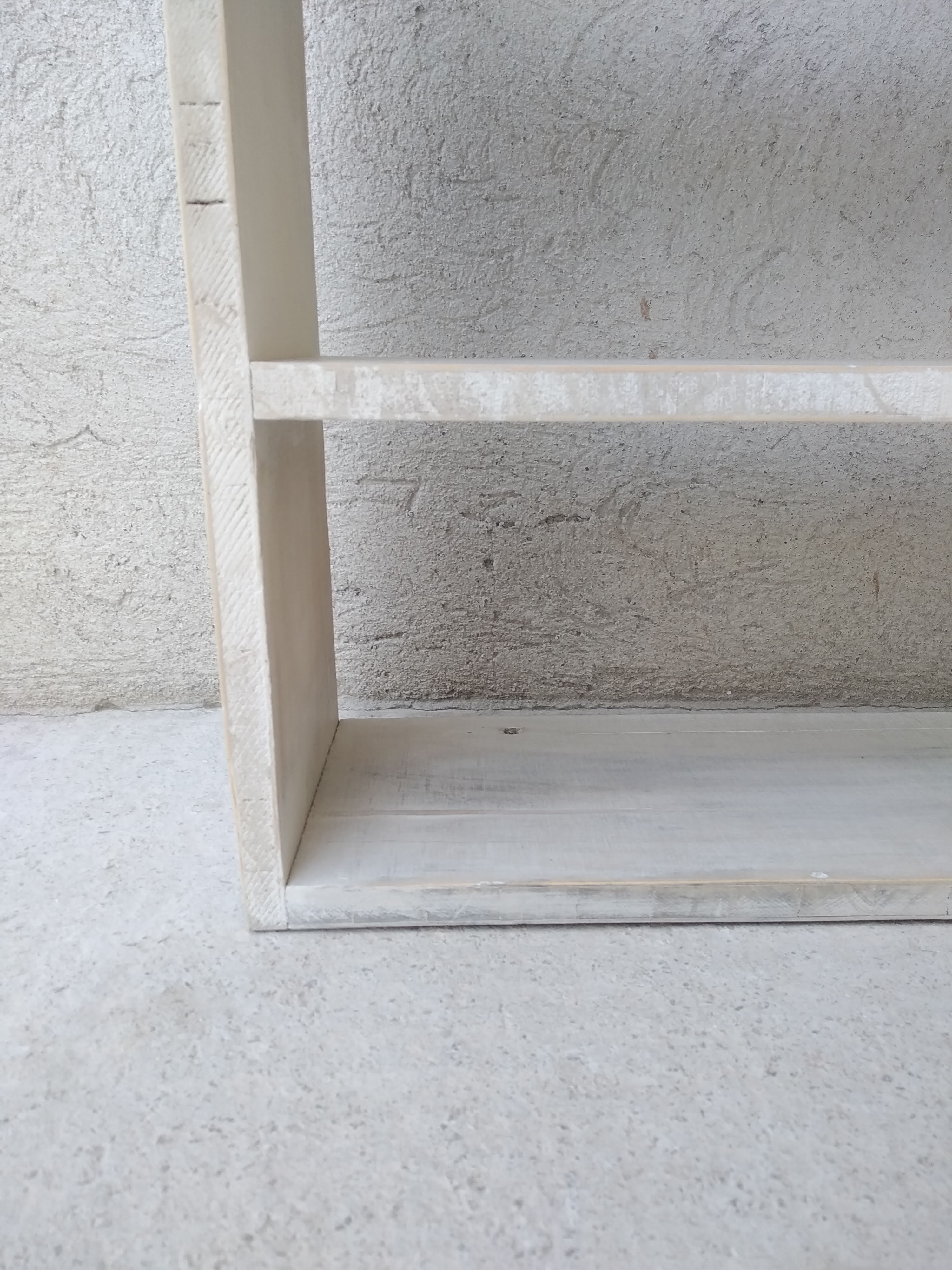 Workshop furniture with patinated lockers