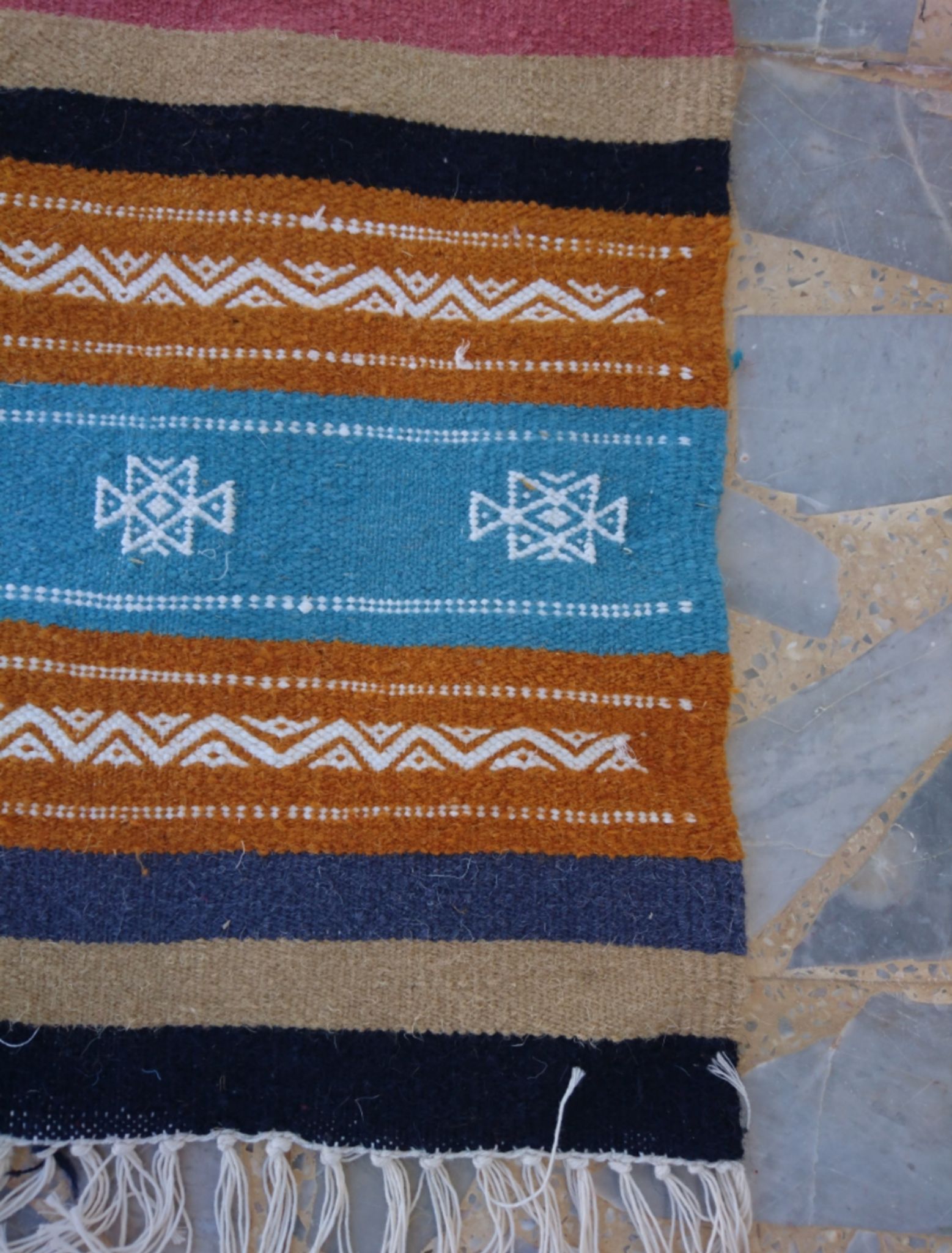 Tapis kilim orange bleu blanc fait à la main, 120x65cm