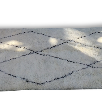 Tapis Beni Ouarain berbere blanc laine naturelle liserés géométriques losanges noirs 220cmx290cm