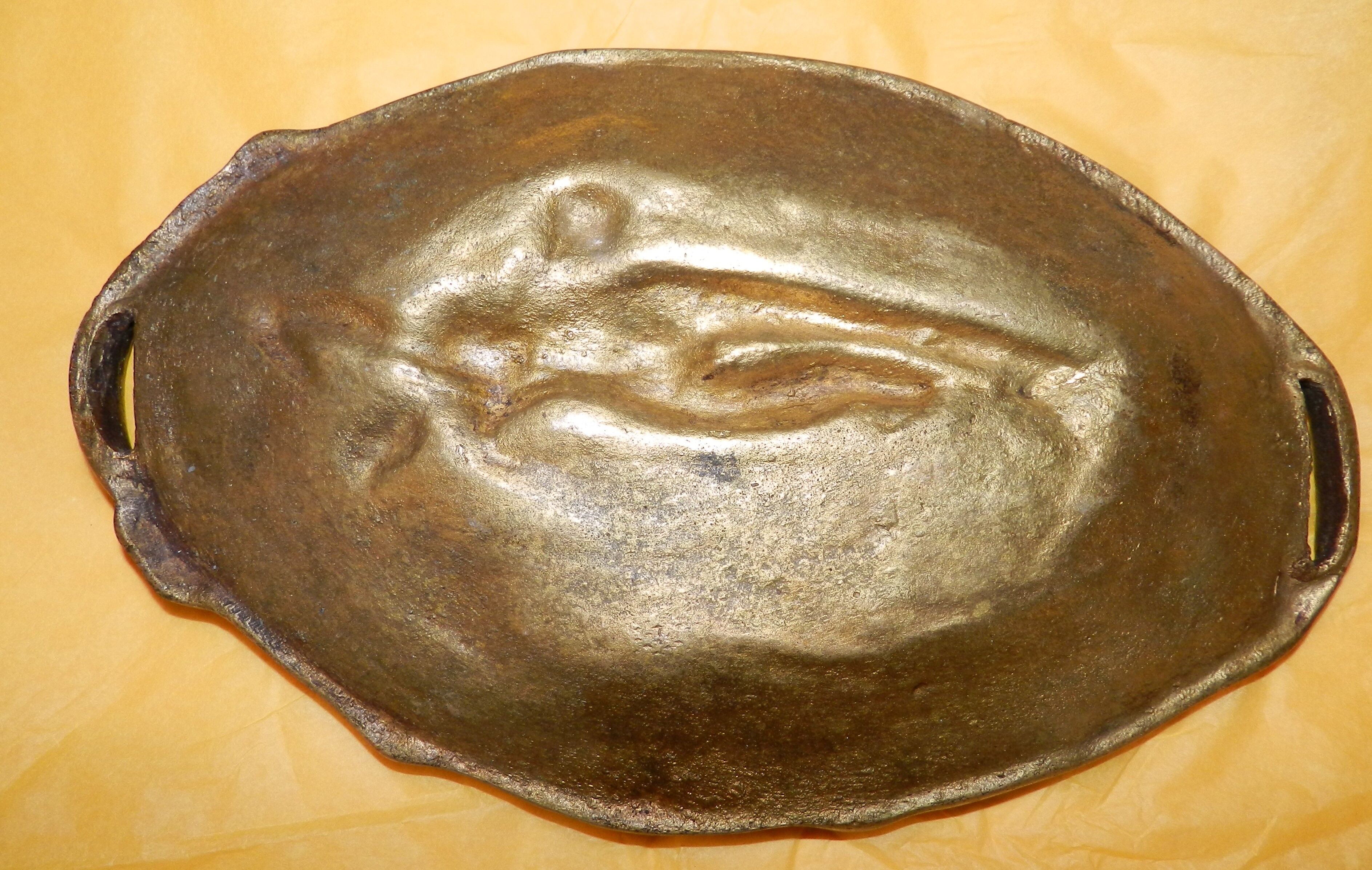 Bronze cup of the late nineteenth century representing a