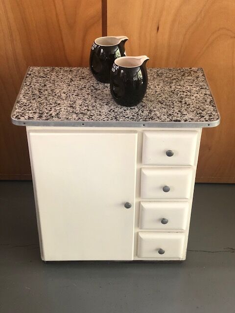 Kitchen service cabinet