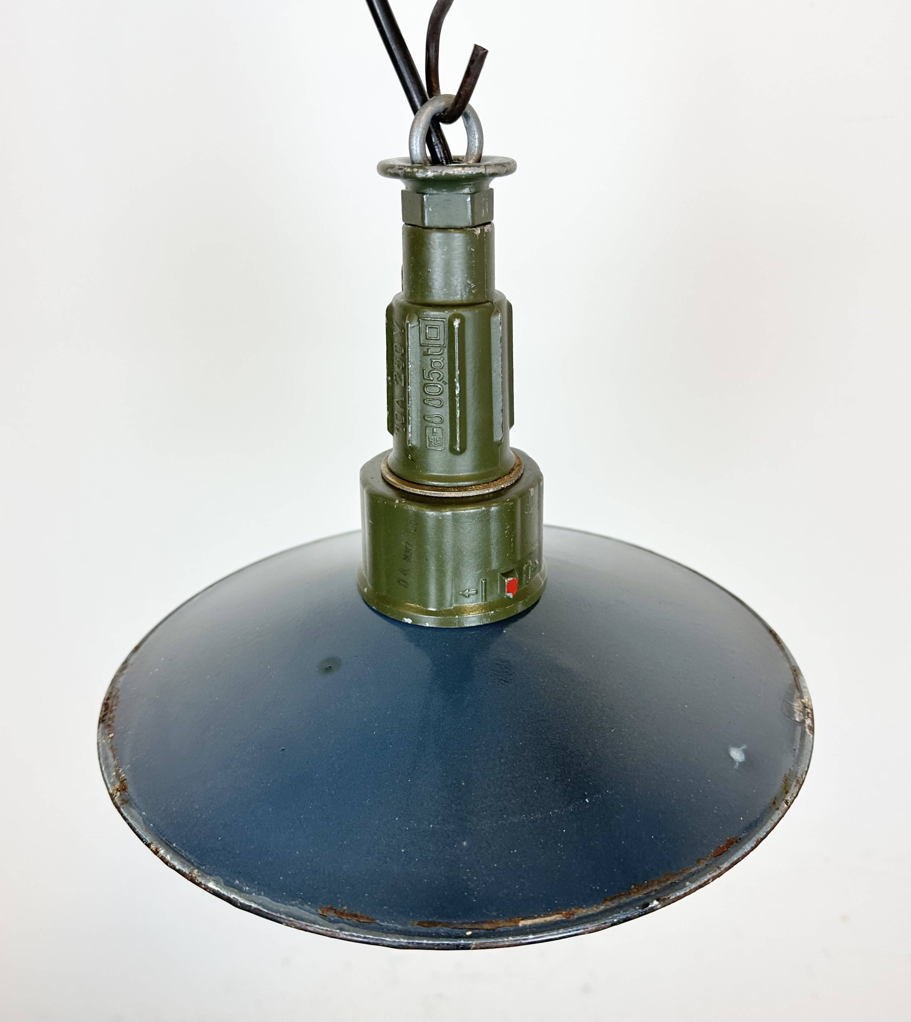 Suspension militaire industrielle en émail bleu avec plateau en fonte d'aluminium, 1960
