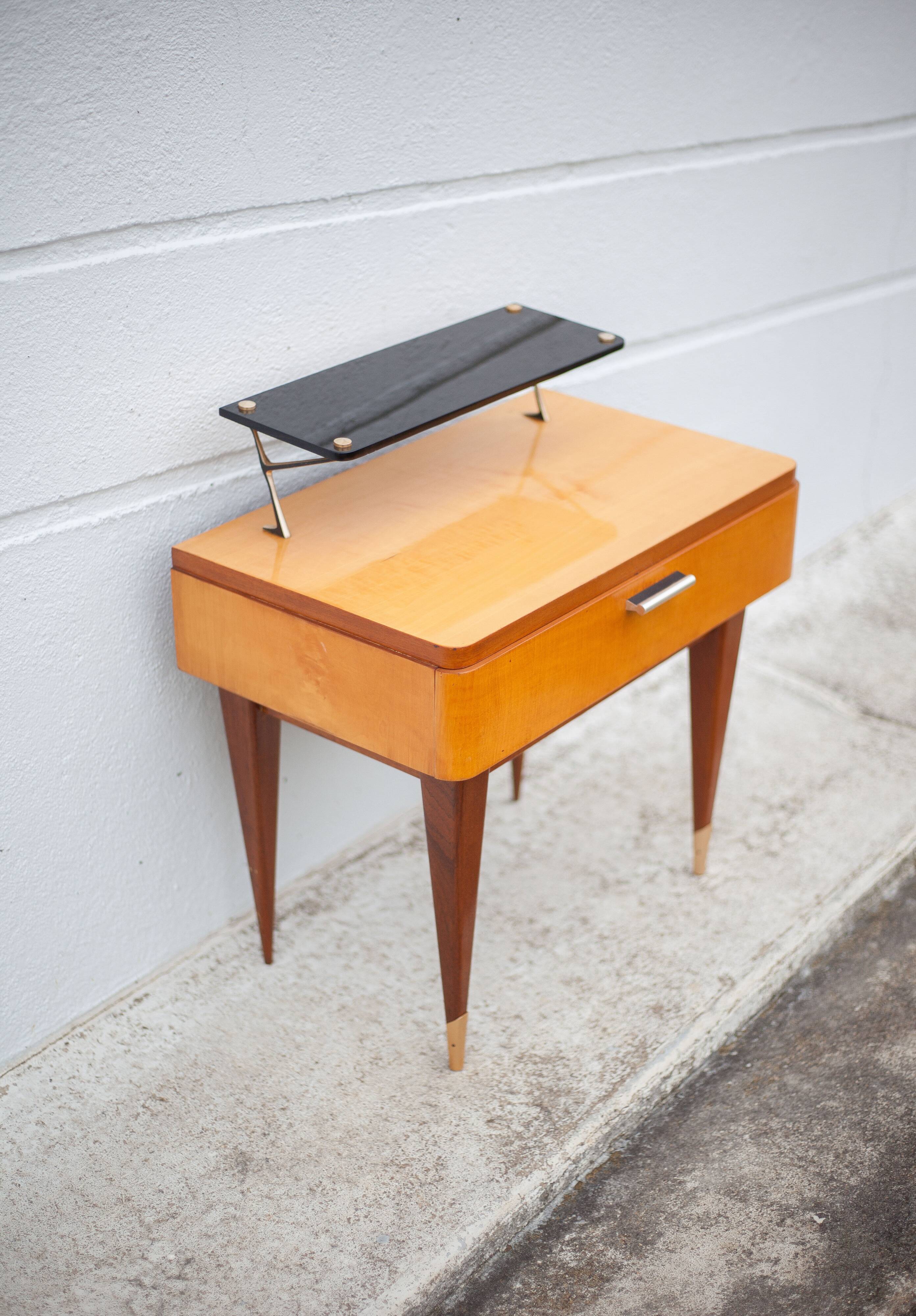 Table de chevet vintage, table de nuit bois avec tablette, table d'appoint, bout de canapé, 50's