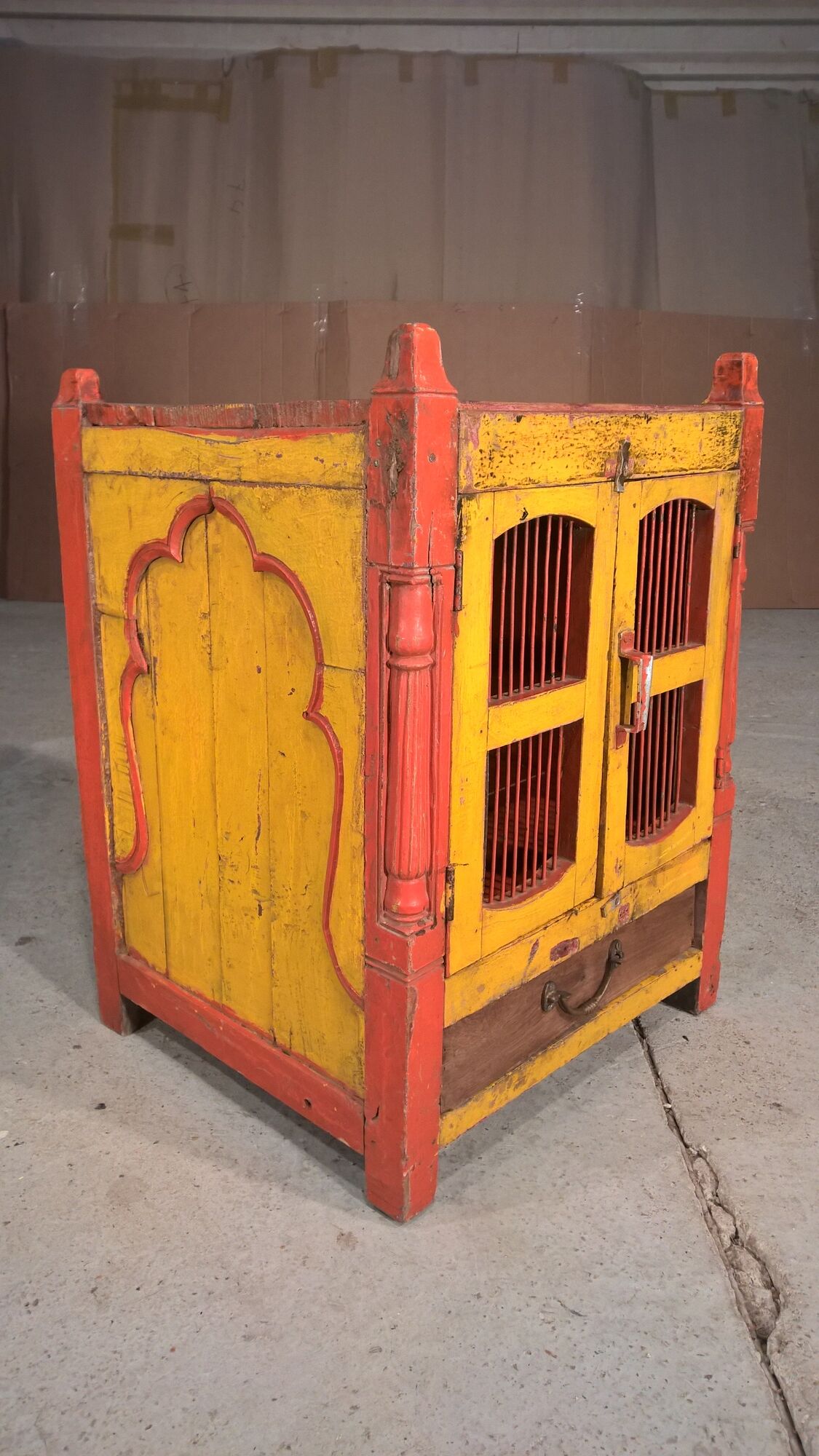 Ancient temple in Burmese teak with 2 doors openwork forged iron and its yellow and Red original patina