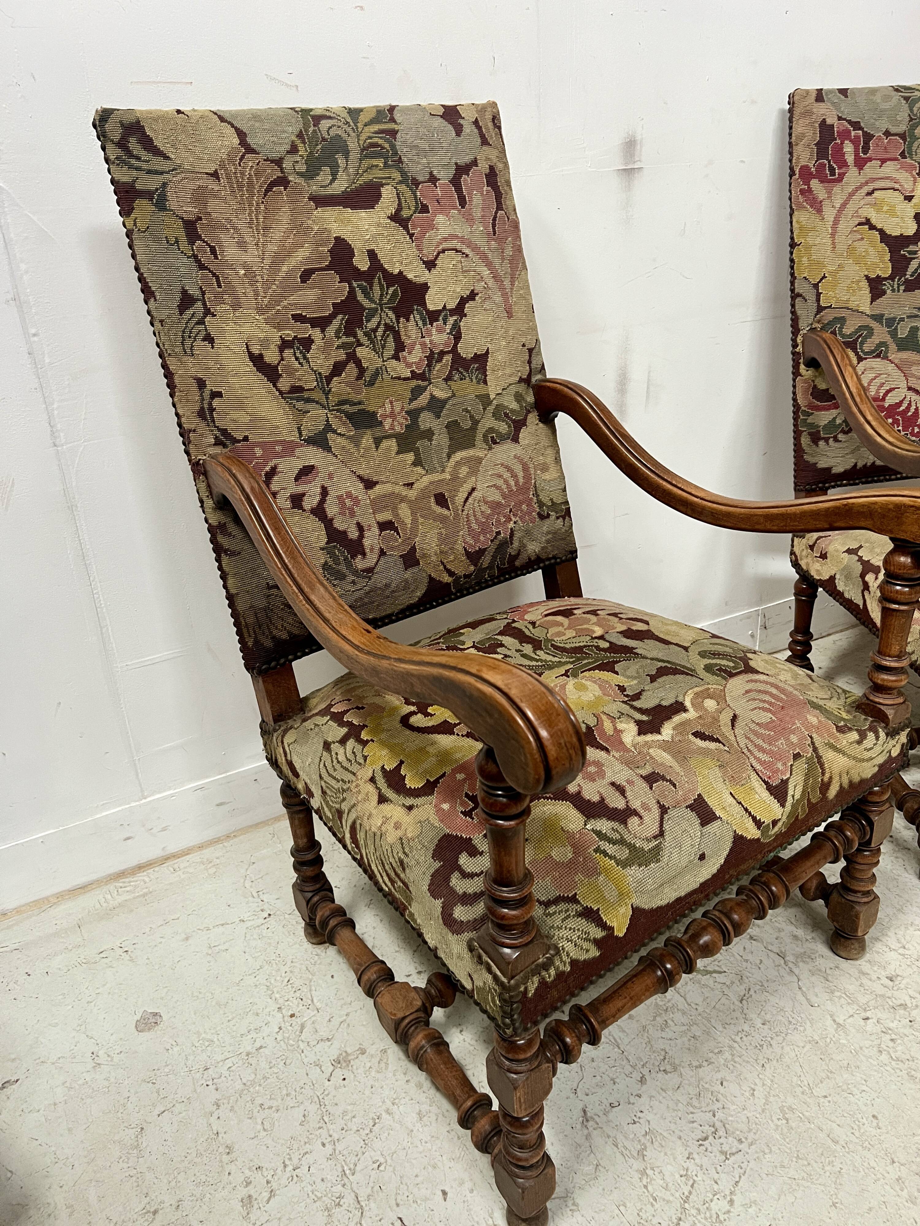 Paire de fauteuils de style Louis XIII a haut dossiers plats XX siècle