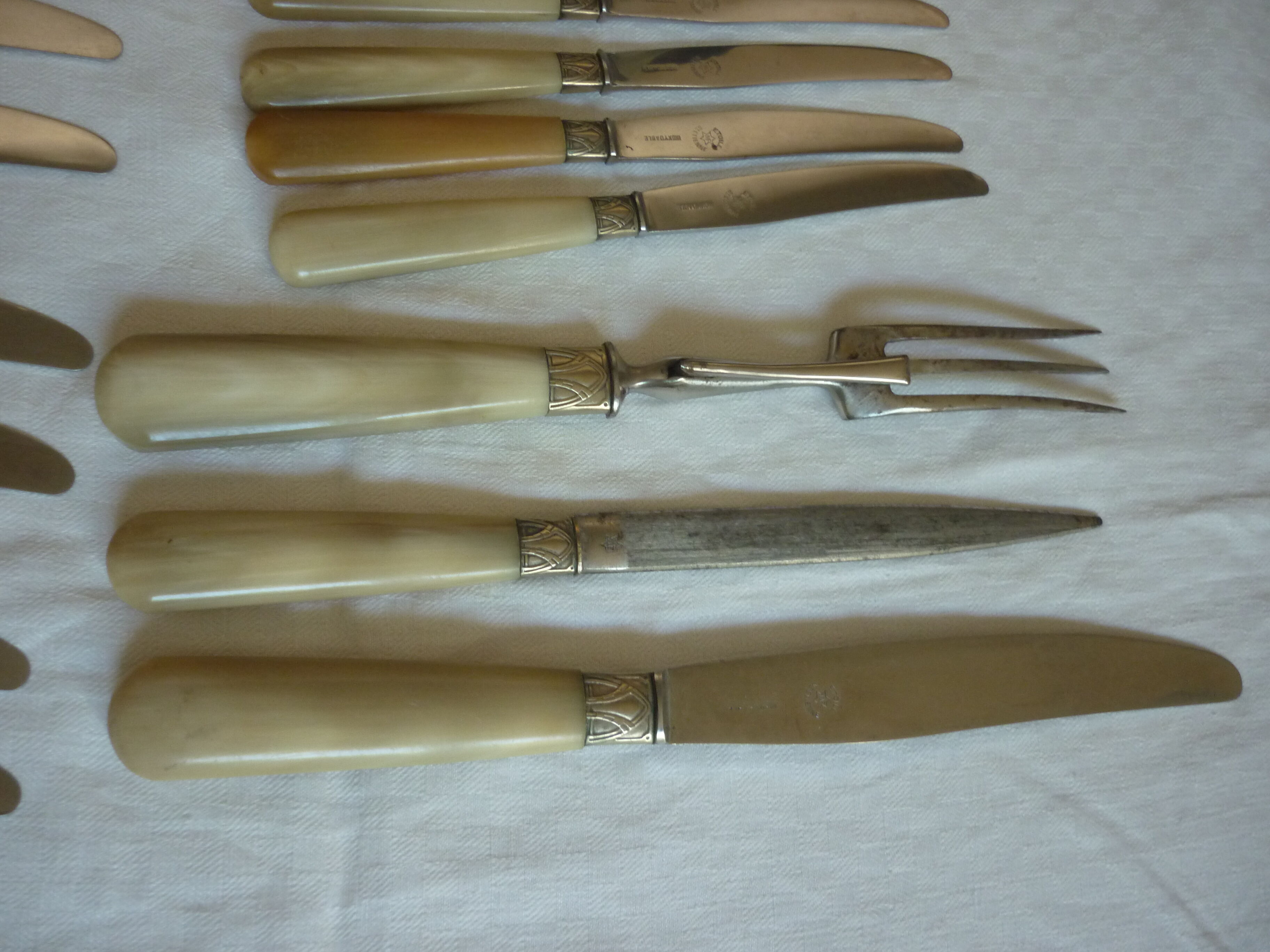 22 couteaux et 3 couverts service bakelite manufrance