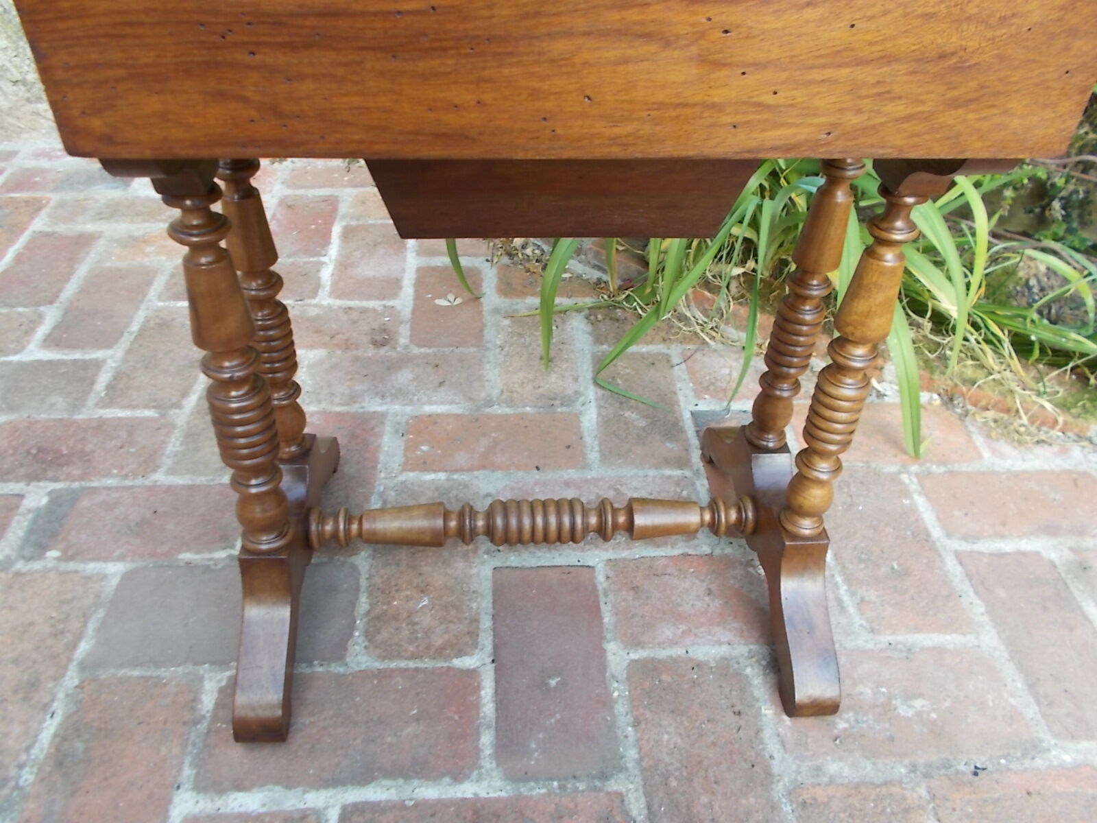 Occasional table hairdresser in walnut