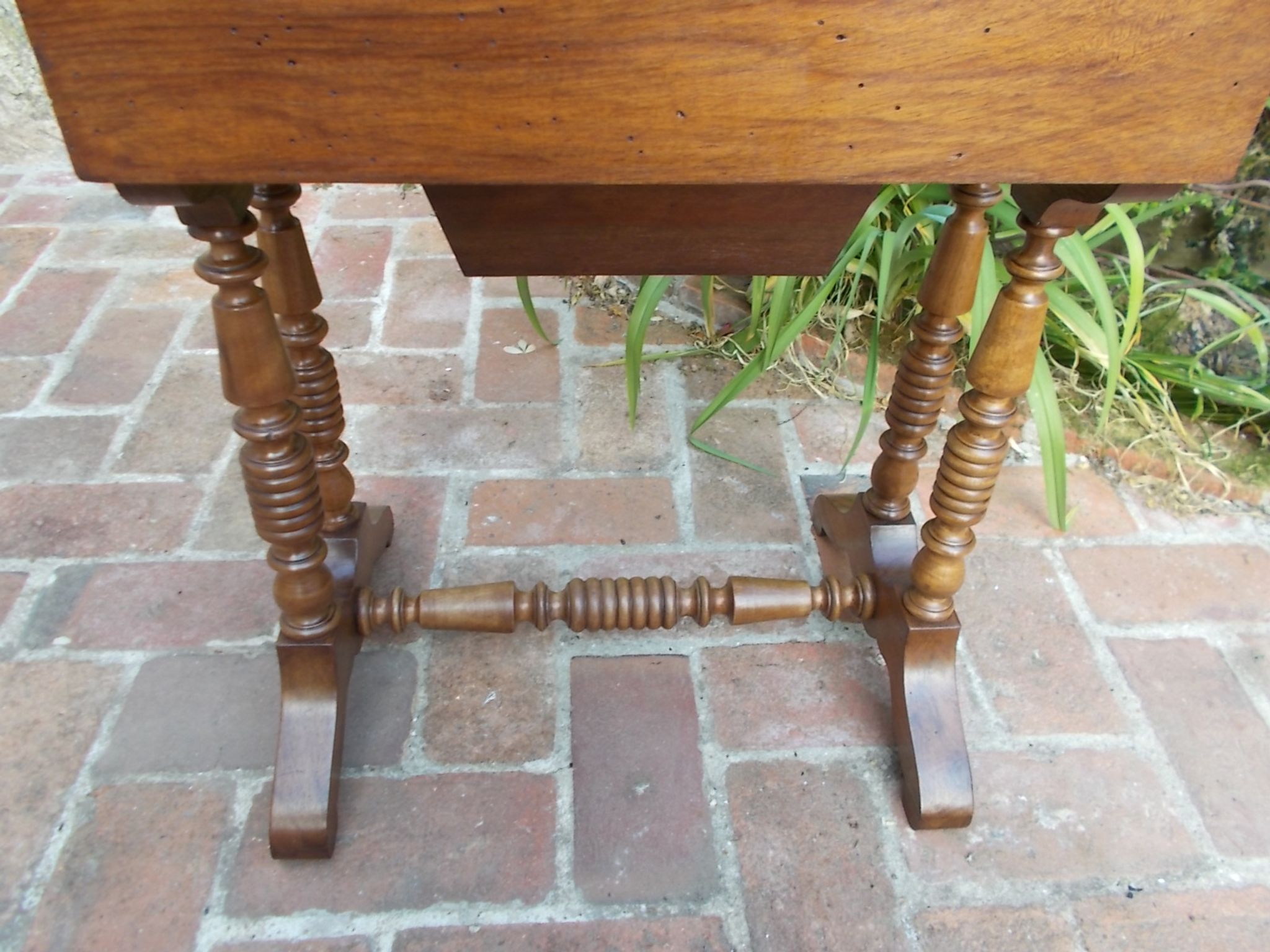Occasional table hairdresser in walnut