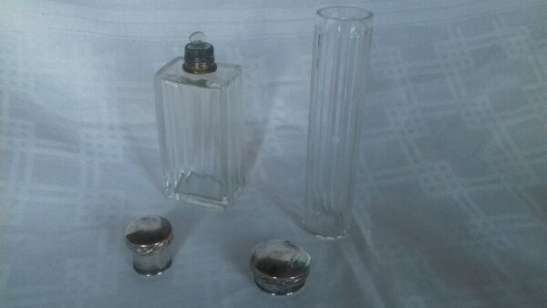 Lot de 4 flacons de toilette en verre bouchons en métal argenté