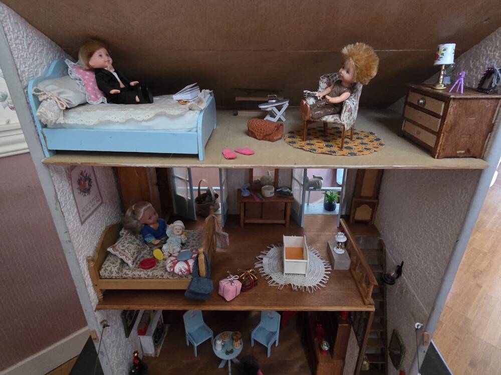 Dollhouse furniture and accessories