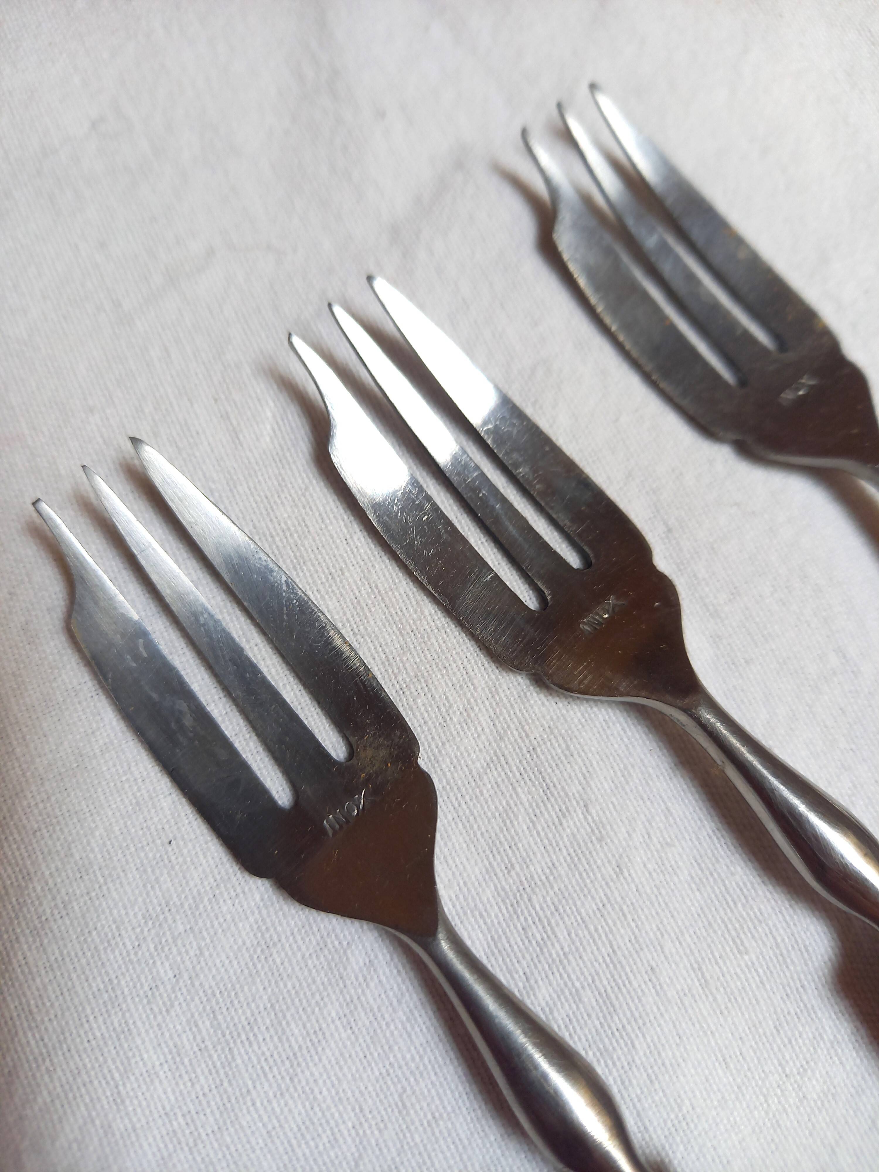 Box of 12 stainless steel cake forks, brown horn handle
