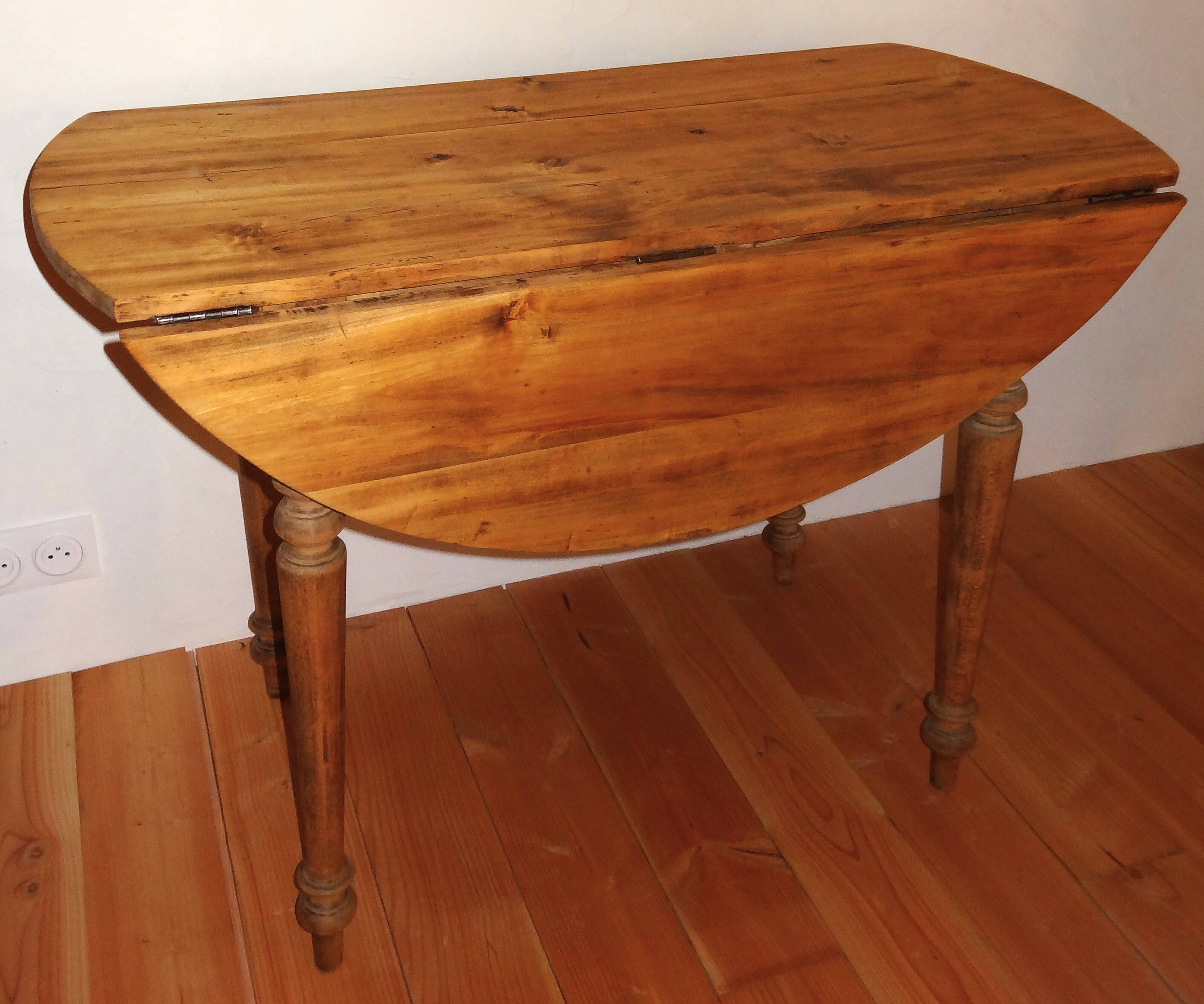 Round table with turned legs