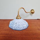 Applique murale en laiton et verre moucheté bleu