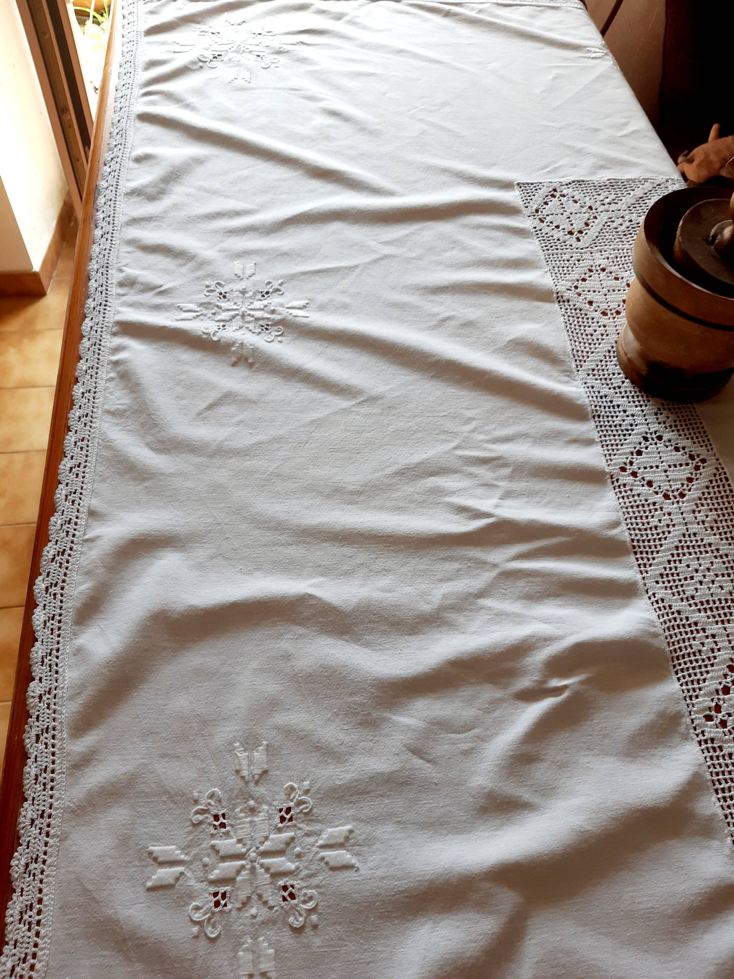 Rectangular cotton tablecloth embroidered