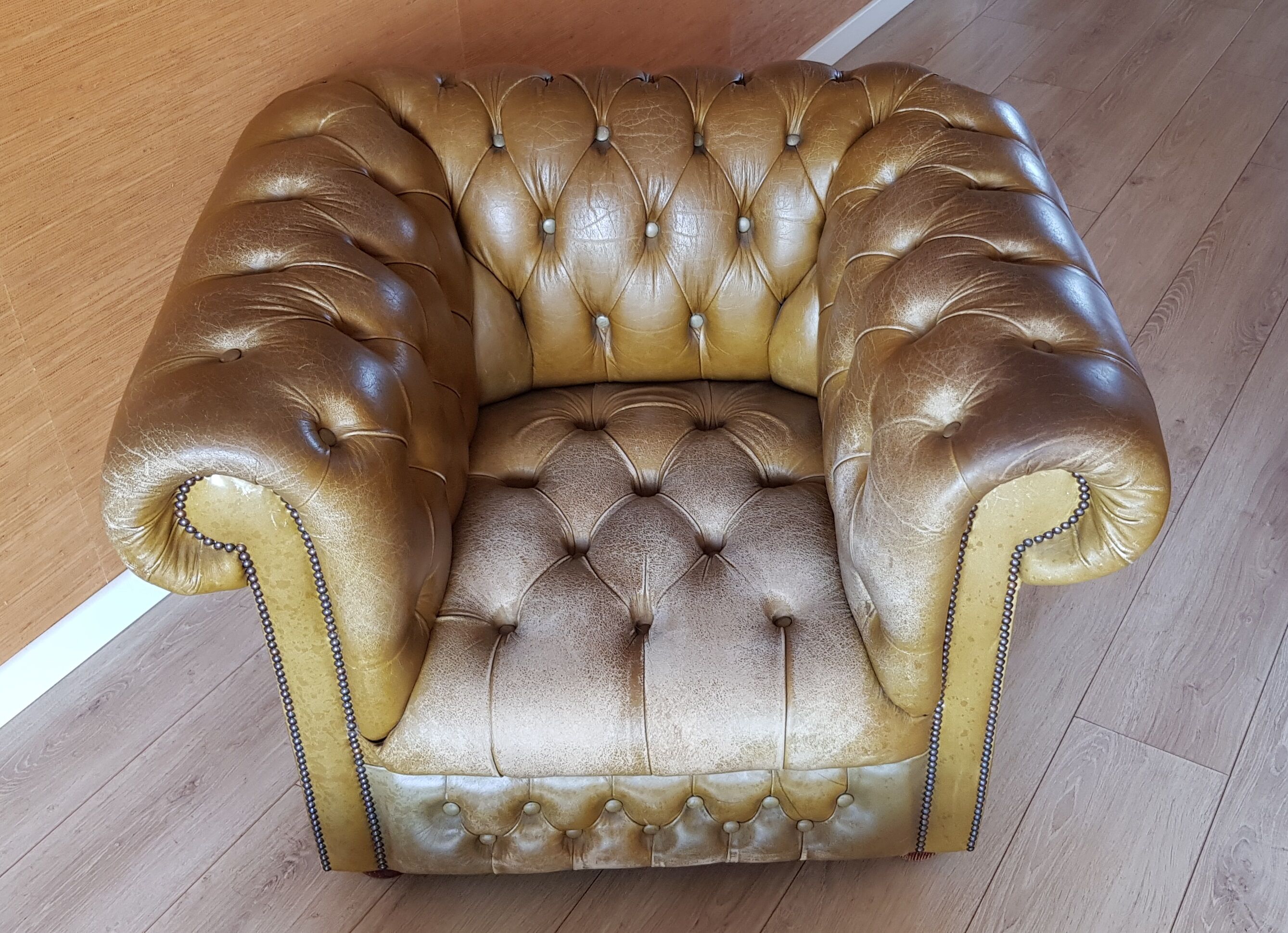 Fauteuil et repose-pied chesterfield en cuir vert
