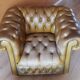 Fauteuil et repose-pied chesterfield en cuir vert
