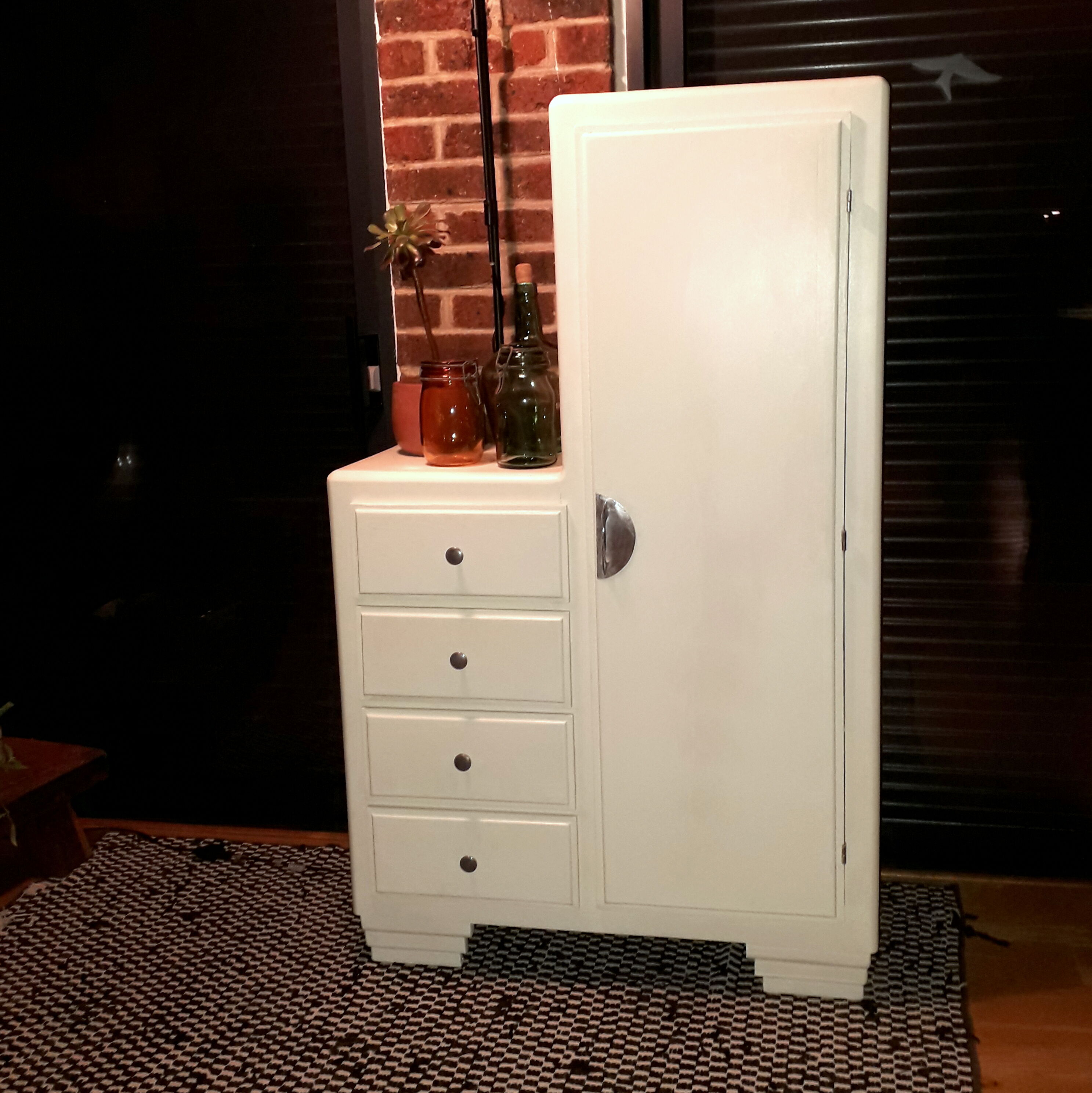 Asymmetrical cabinet