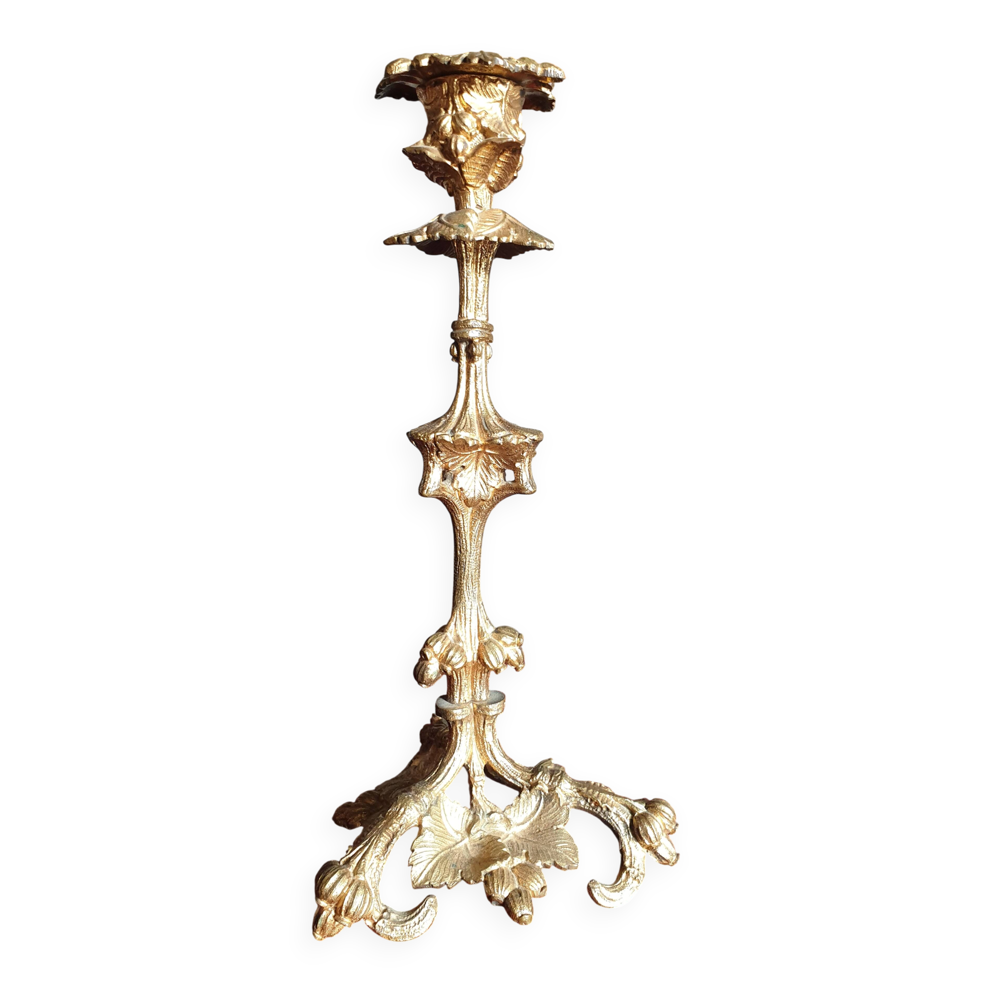 19th-century gilded bronze candlestick with leaf motifs, height 23.5 cm.
