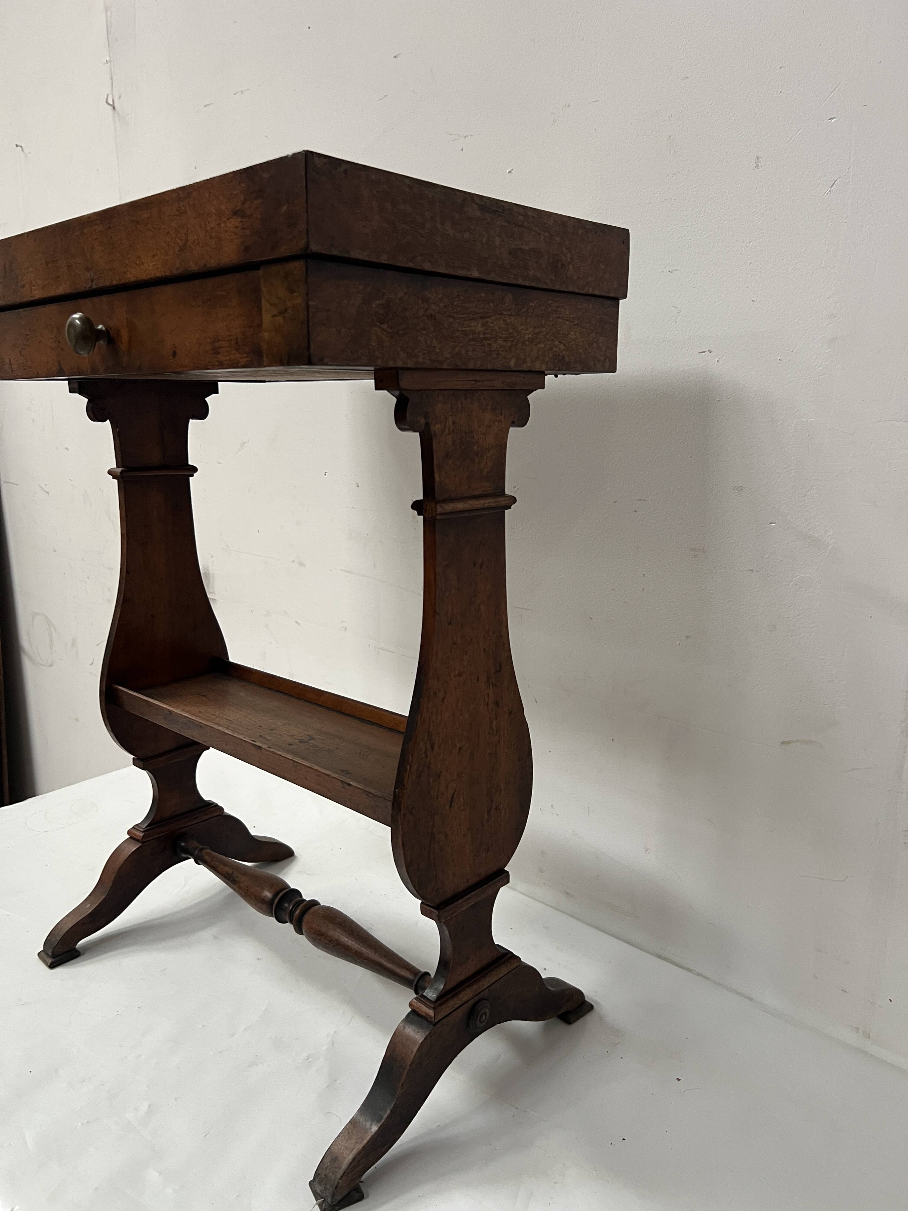 Directoire period work table in solid walnut, 19th century.