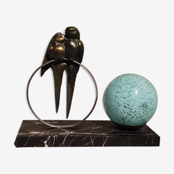 Lampe à poser art déco sur socle marbre avec oiseaux en régule et globe de clichy bleu