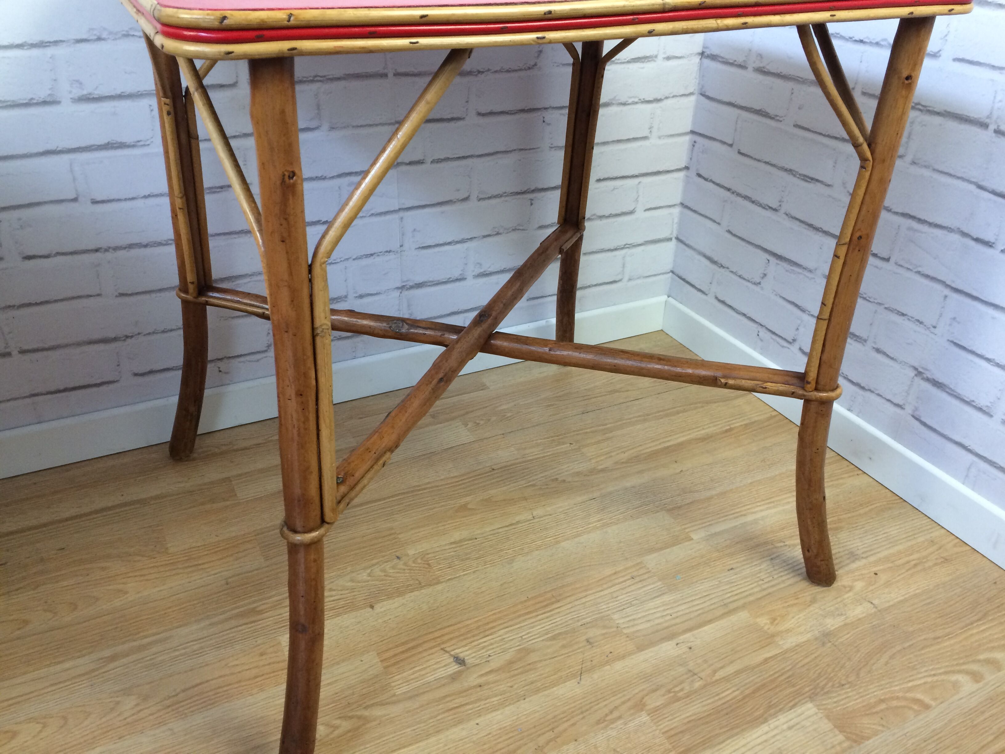 Rattan and scoubidou table