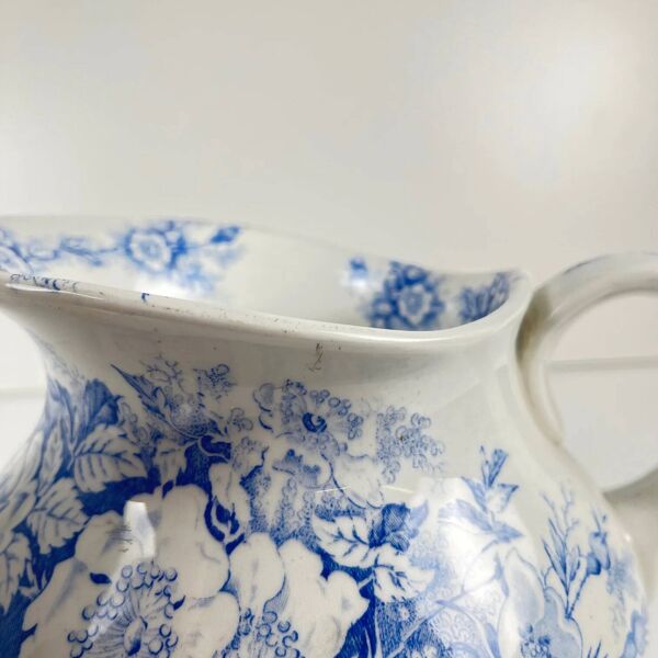 Pichet, broc de toilette KG Lunéville, à motif de fleurs bleues, fin XIXe-début XXe