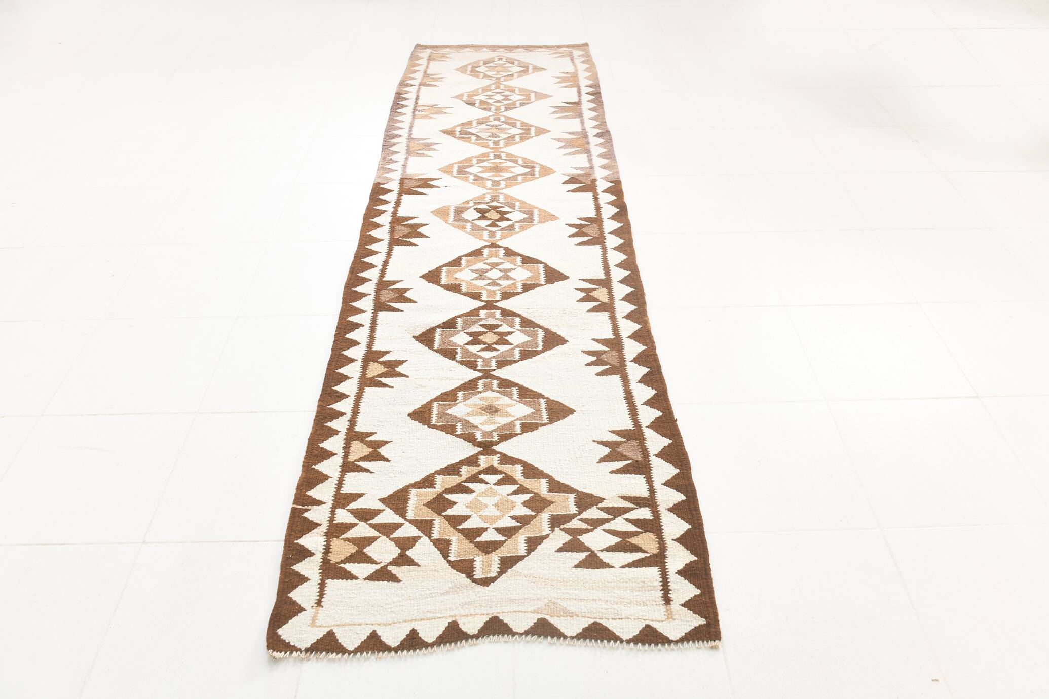 Tapis kilim ancien en laine – style bohème, motifs ethniques sur fond clair