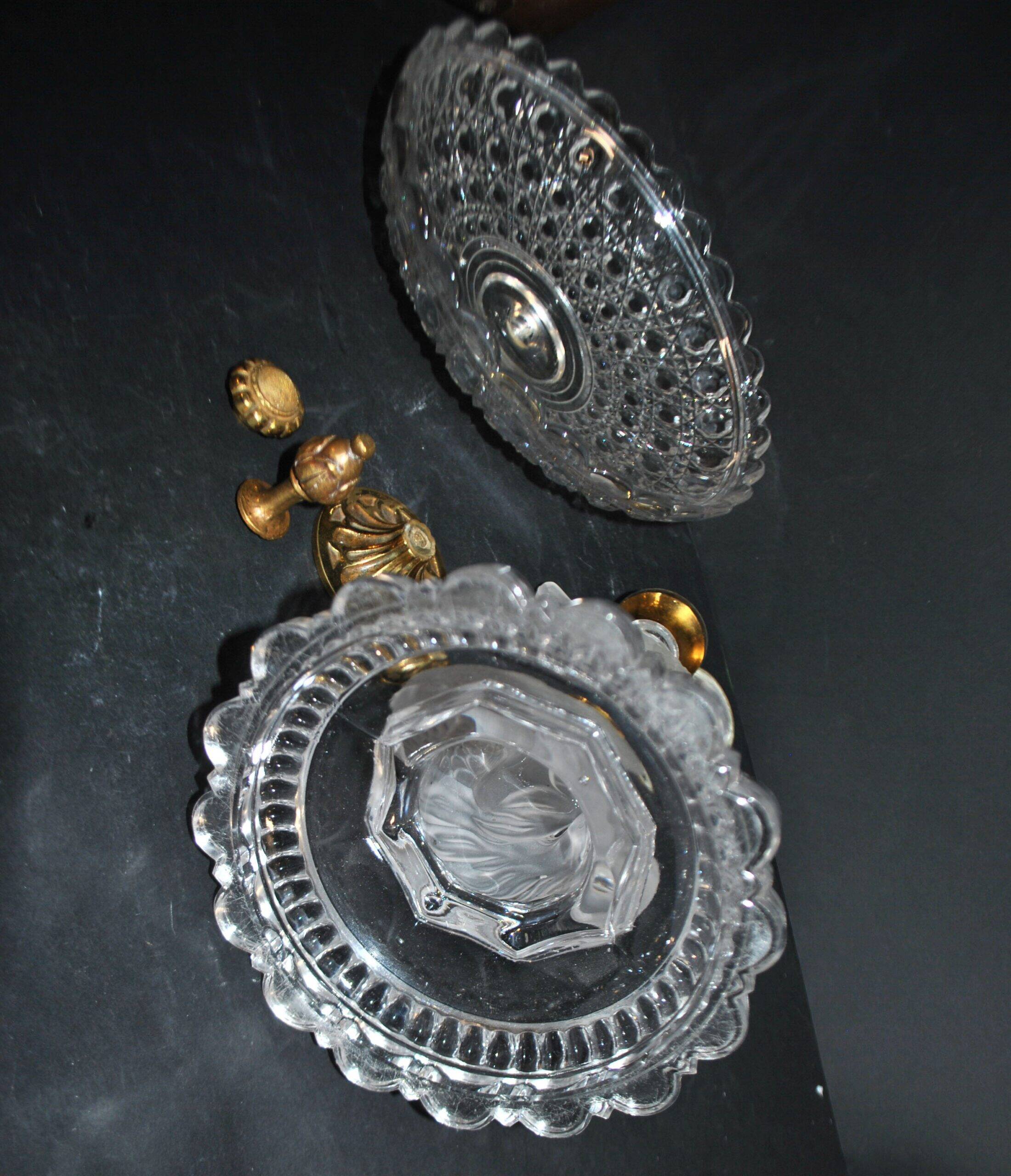 Baccarat coupe sur pied dauphin guéridon diamant pierreries en cristal signé