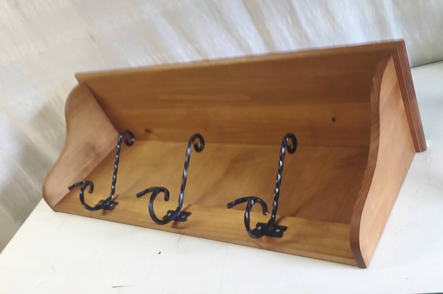 Porte manteaux mural vintage en bois et fer forgé.