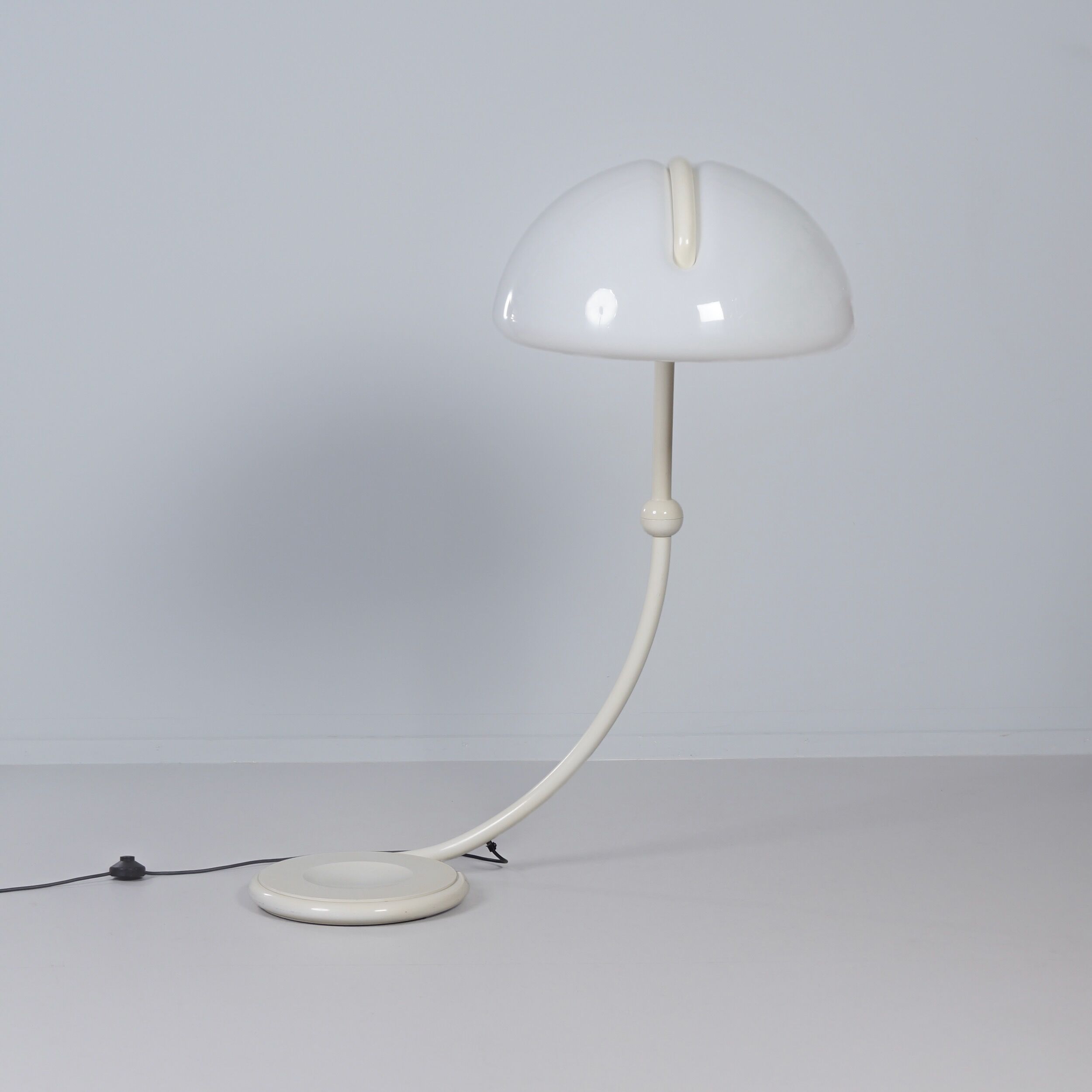 Lampadaire Serpente par Elio Martinelli pour Martinelli Luce, années 1970 en blanc.