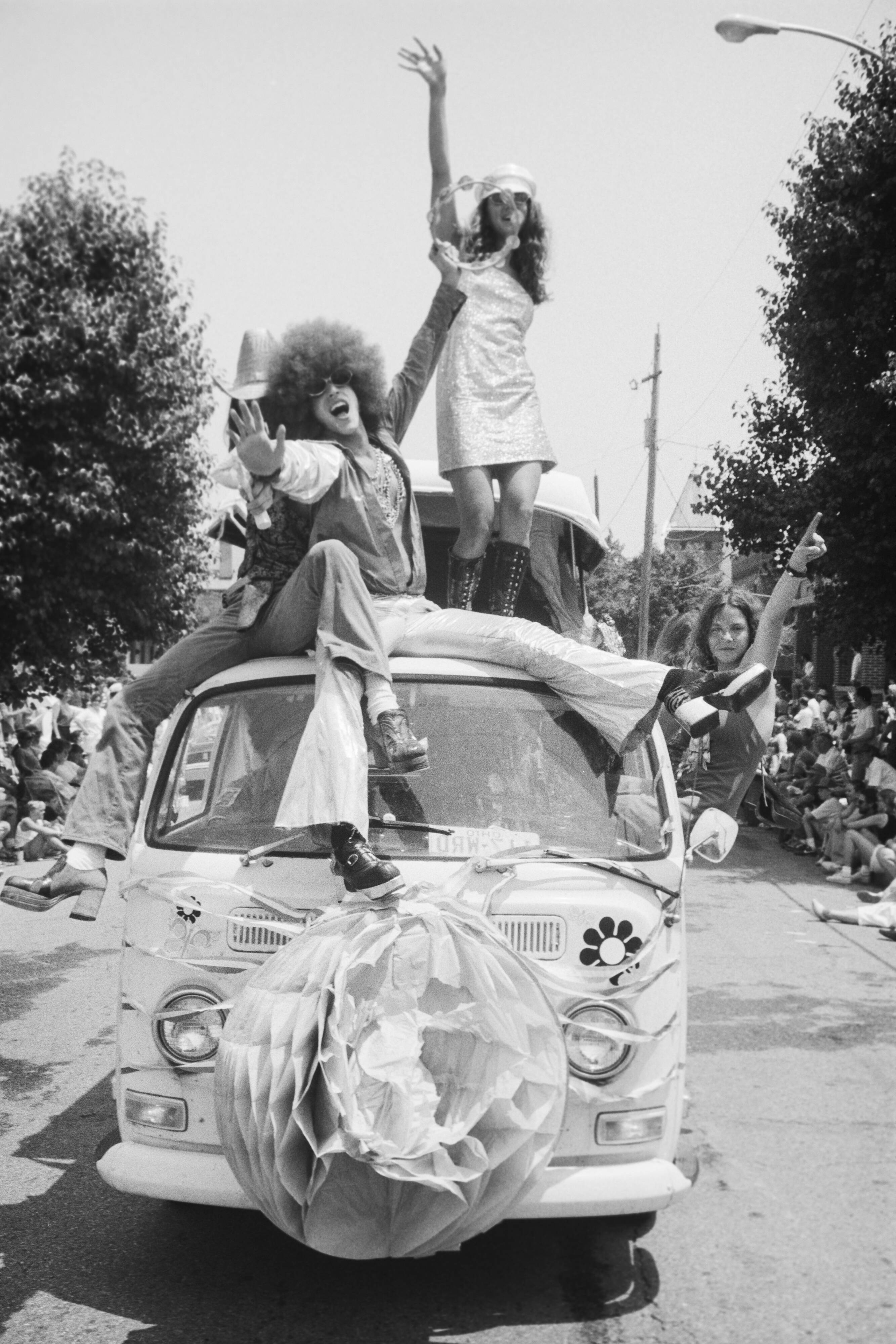Photo print black and white hippies on van volkswagen barium paper 300g format 30x45cm