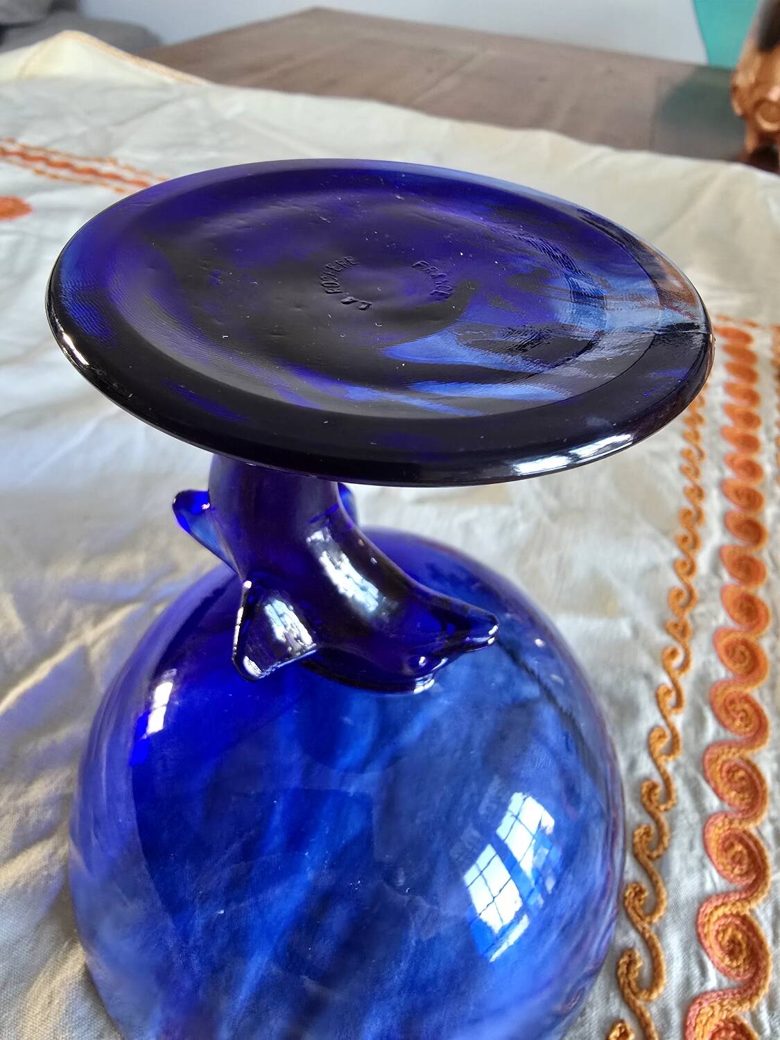 Coupe vintage La Rochère bleu cobalt sur pied
