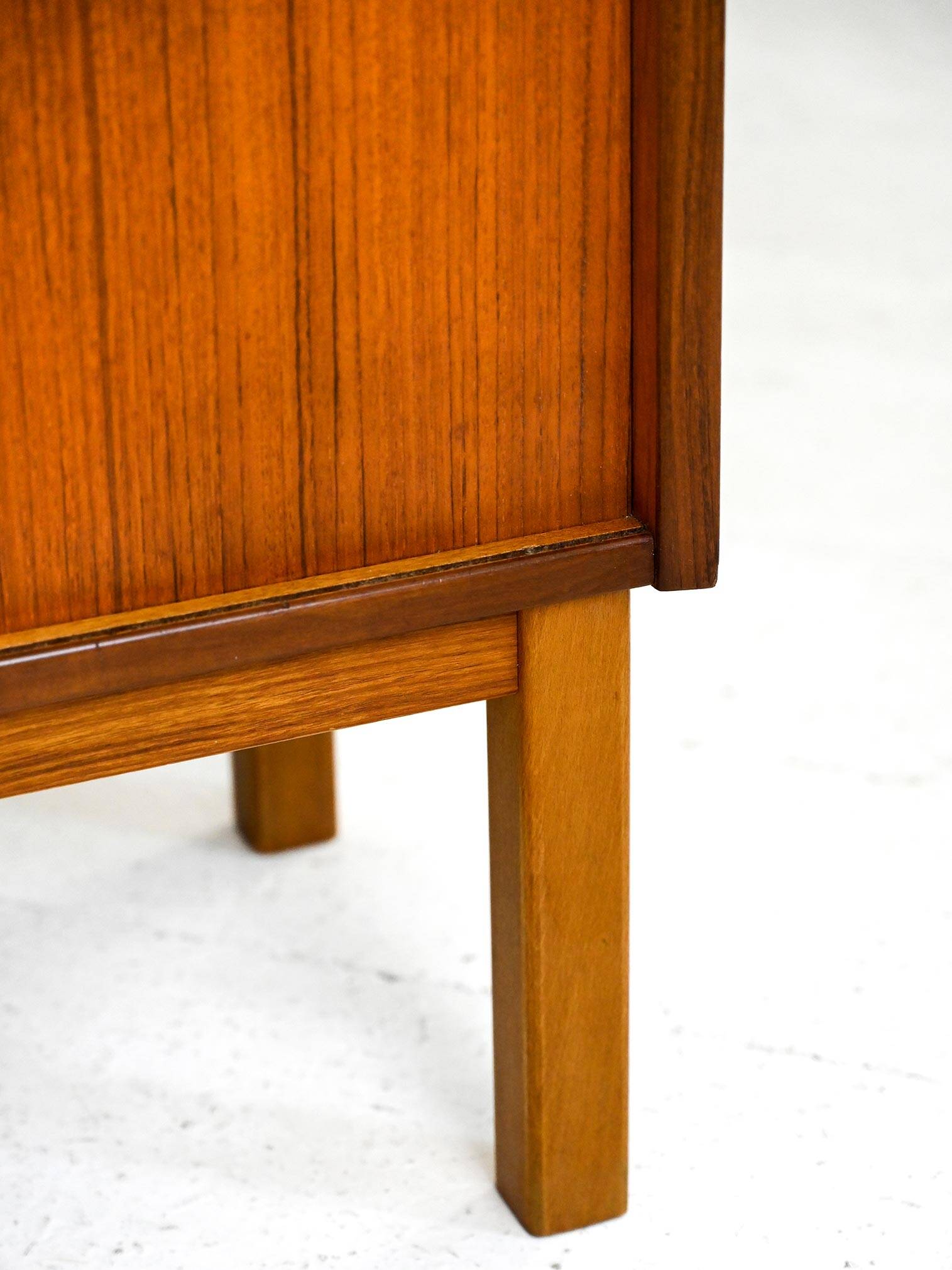 Bibliothèque scandinave avec armoire