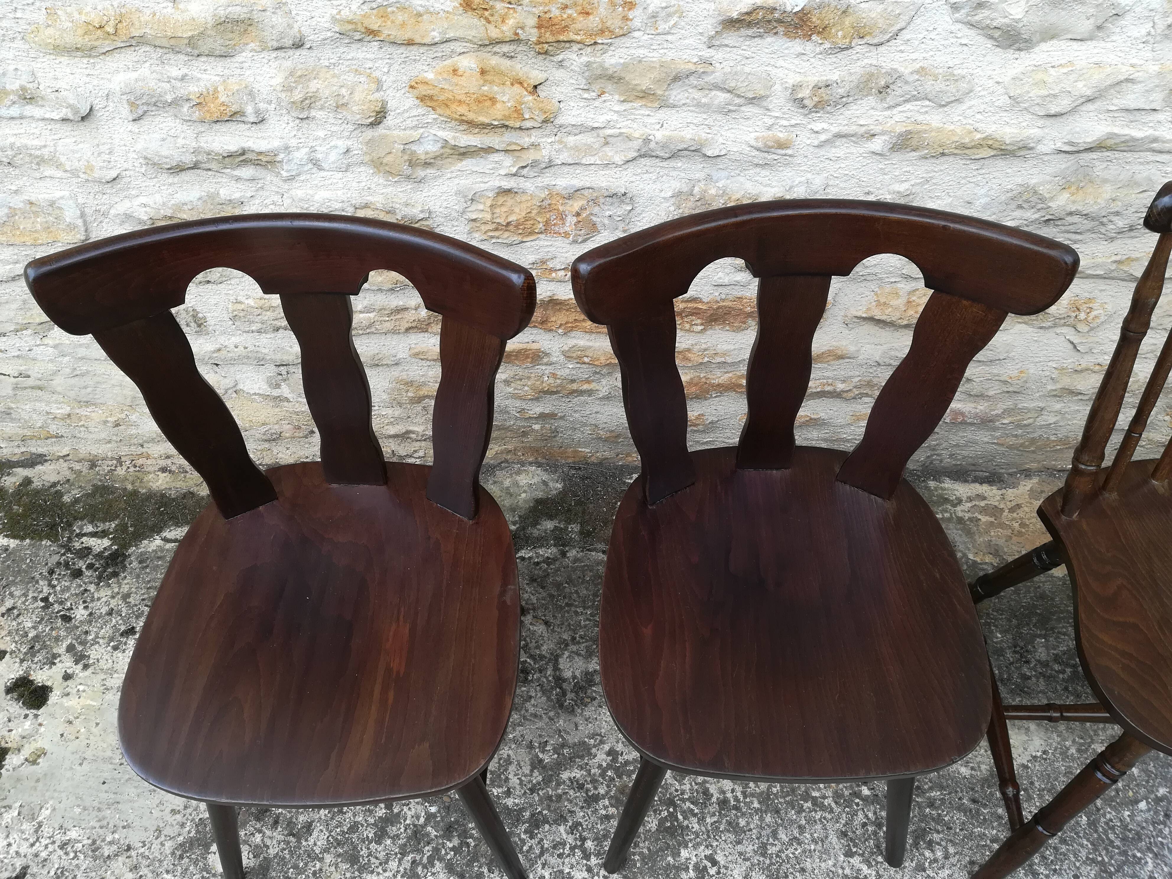 Chaises de bistrot dépareillées