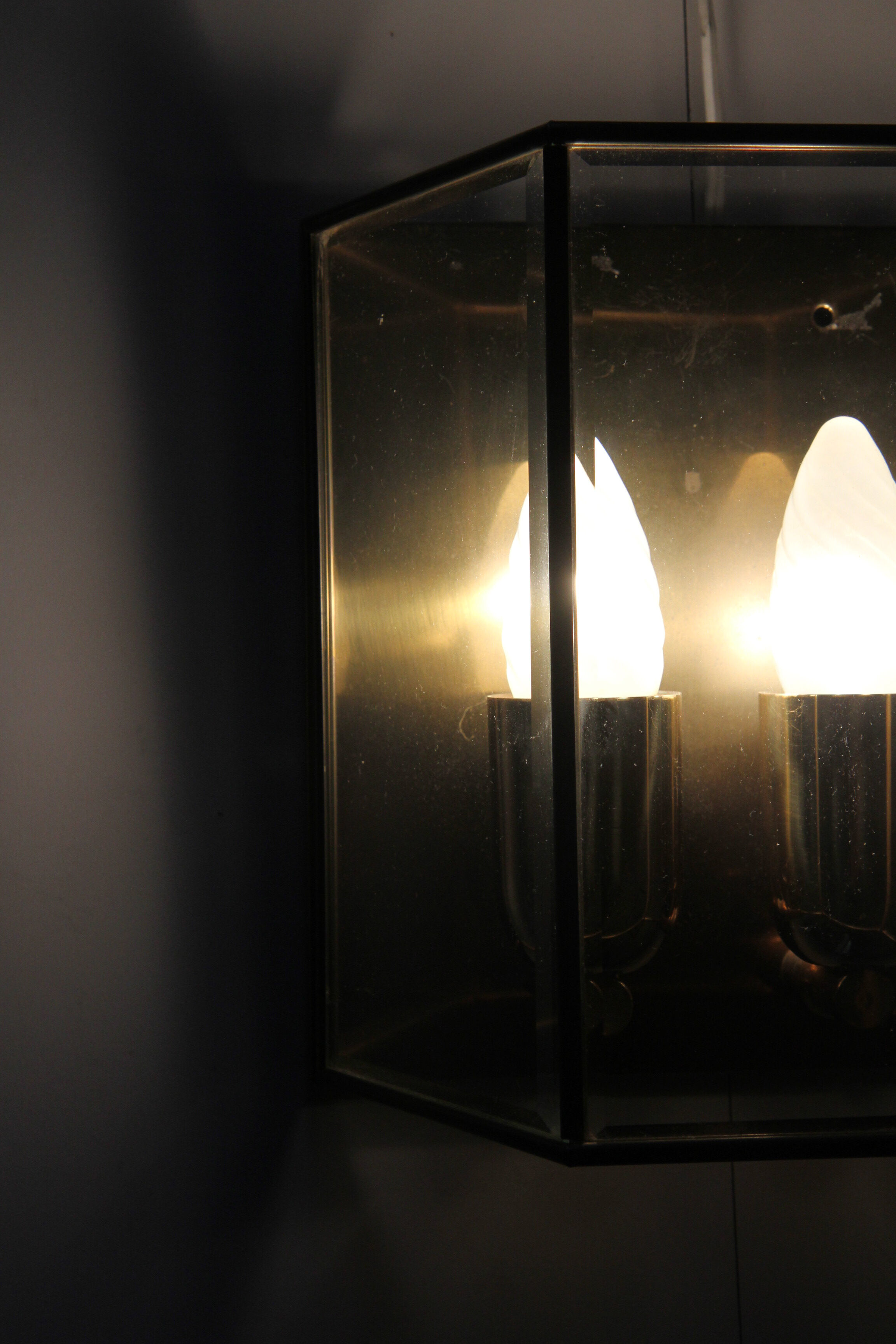 Wall sconce in brass and glass