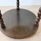 Table d’appoint vintage en bois tourné à trois niveaux meuble ancien style