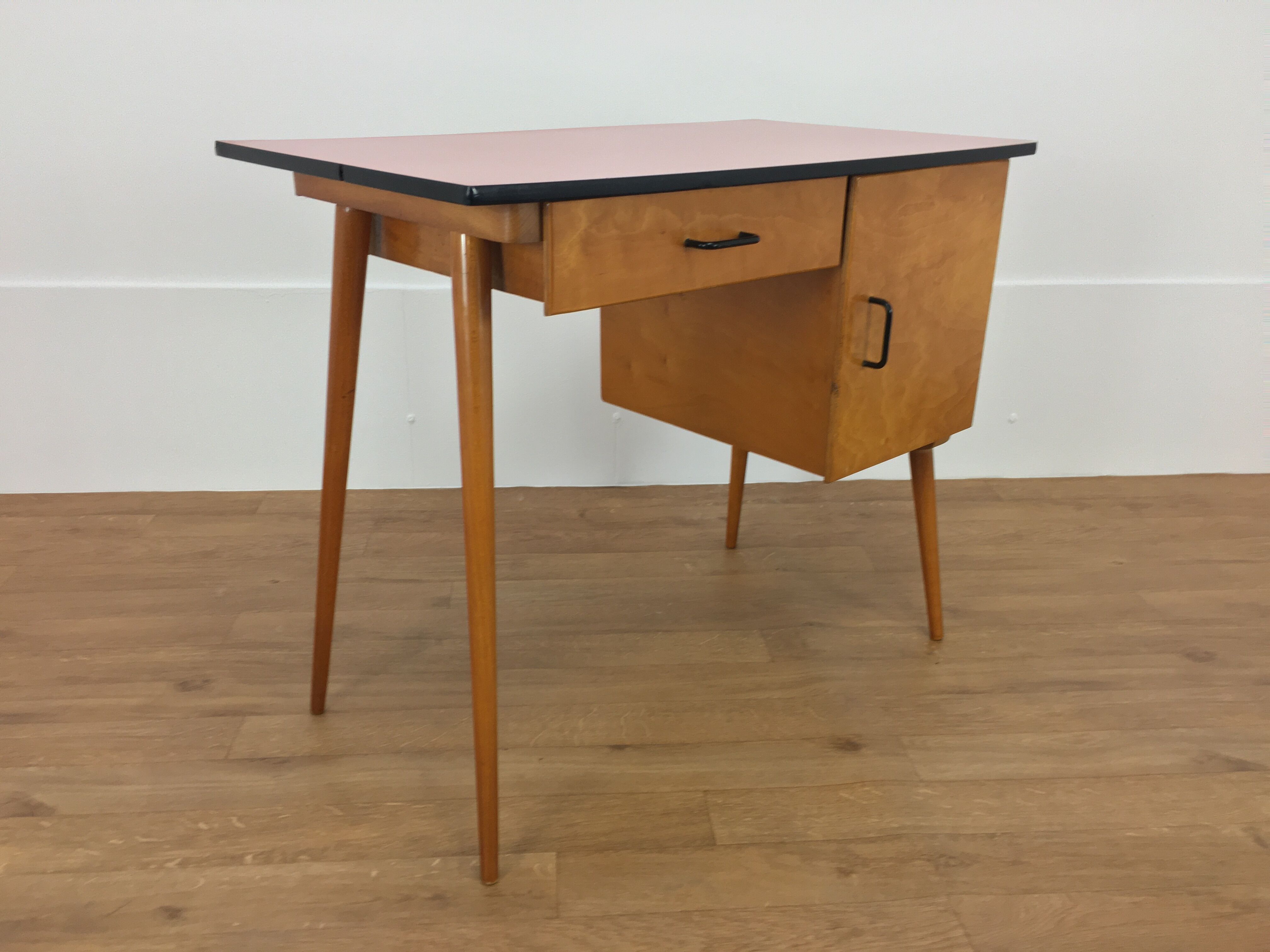 Bureau et chaise Baumann Pégase rouges, pieds compas