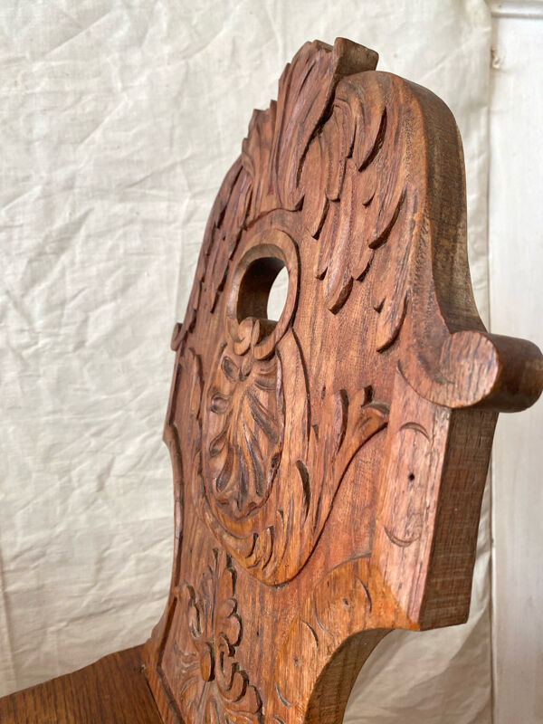 Chaise ancienne alsacienne en bois sculpté