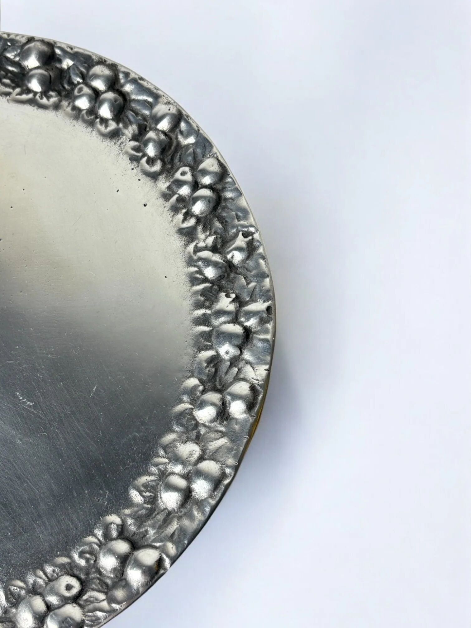 Plateau circulaire floral Art déco, en aluminium massif, Espagne, années 1960