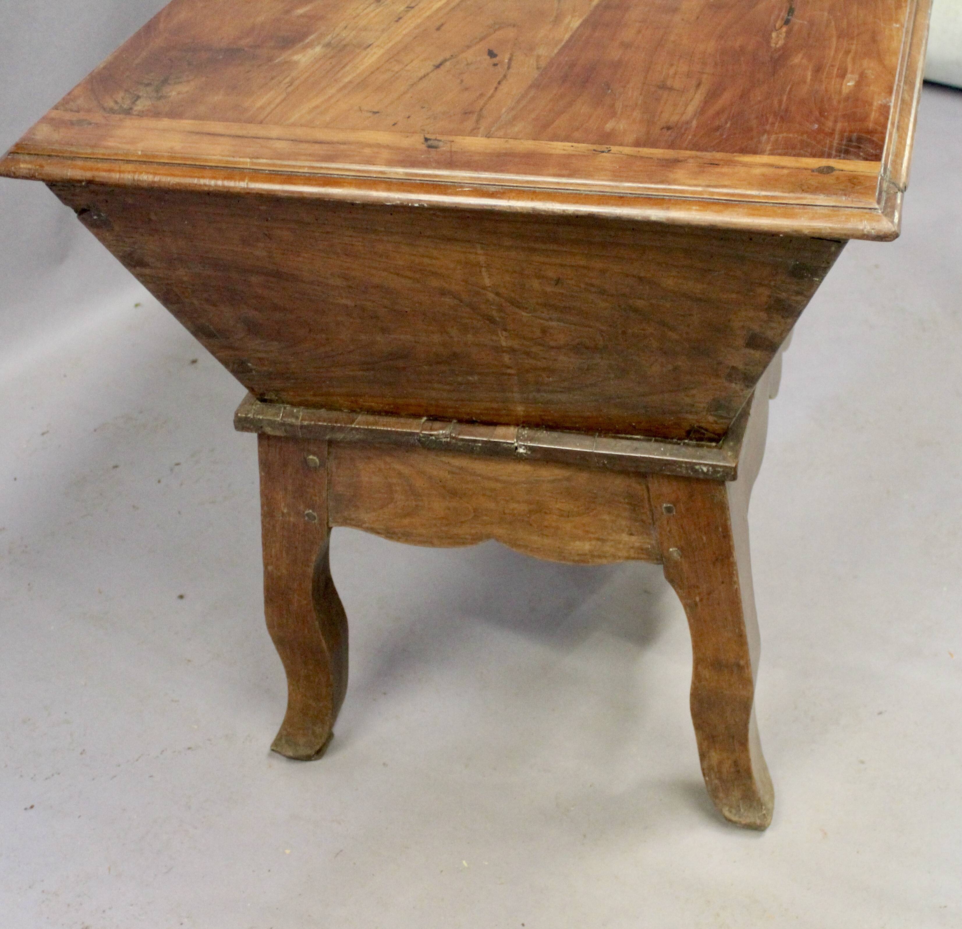 Pétrin en merisier Louis XV