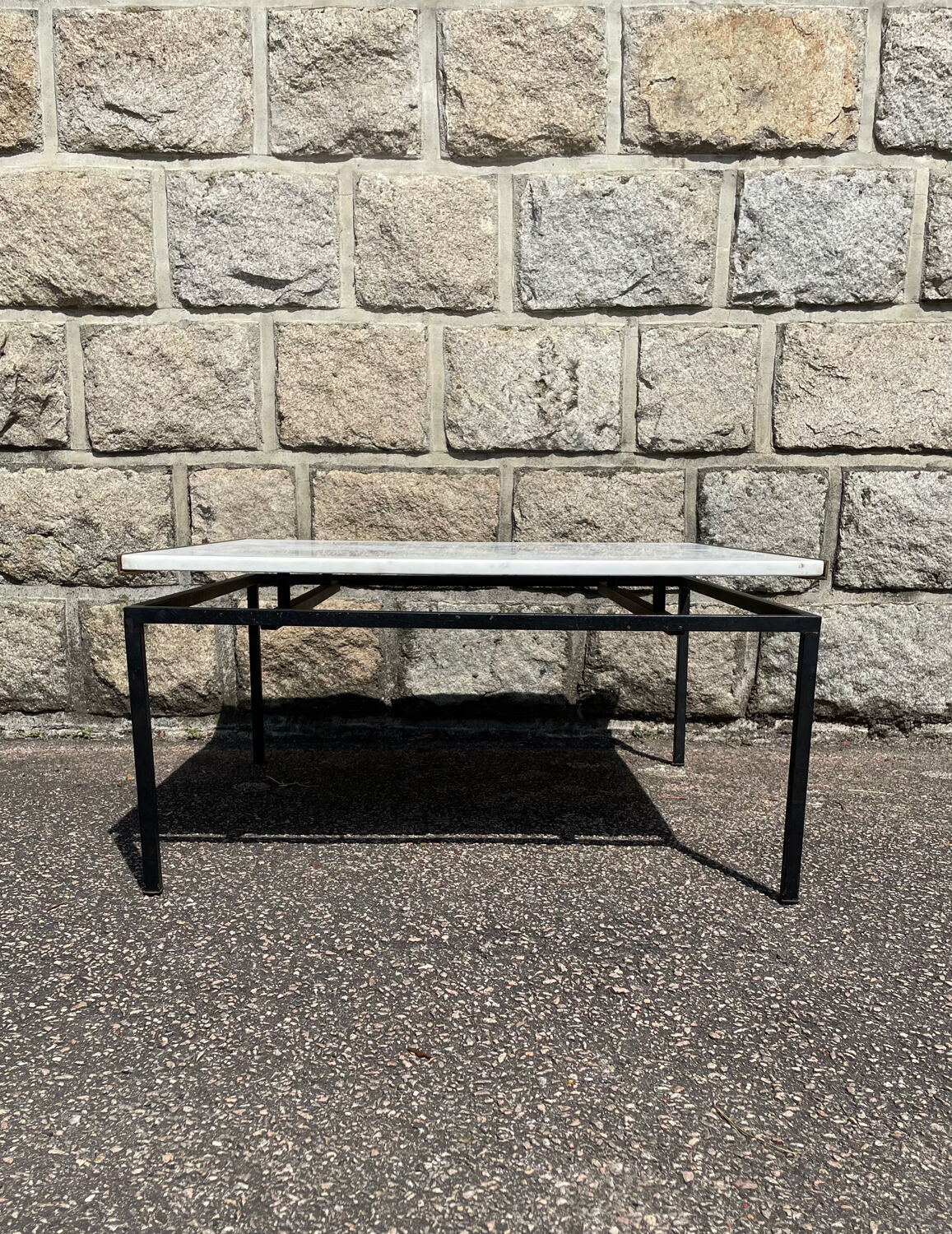 Table basse vintage en marbre blanc avec contour sur 2 côtés en laiton doré.