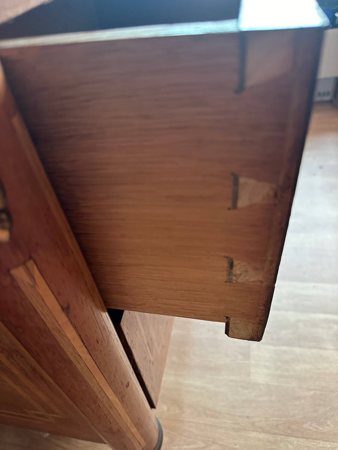 Louis XVI style chest of drawers, spinning top legs - transition style marquetry