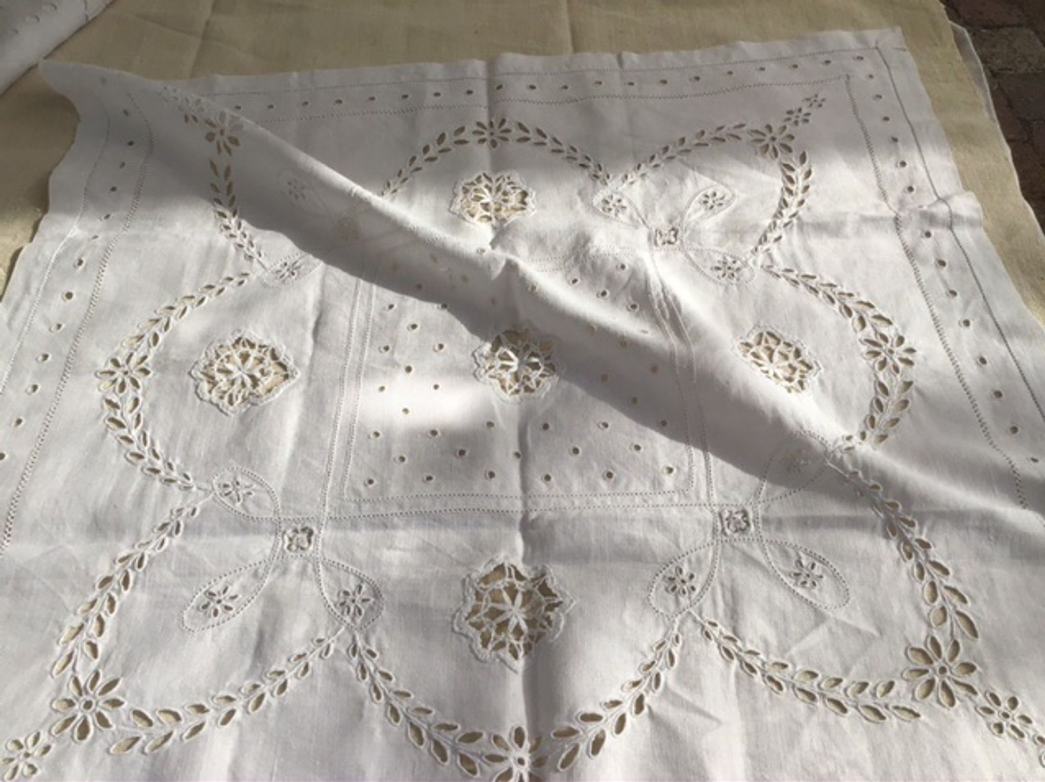 Linen table centre